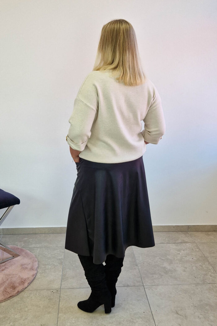 Sweter Damski z Futrzaną Broszą Kremowy - obrazek 2