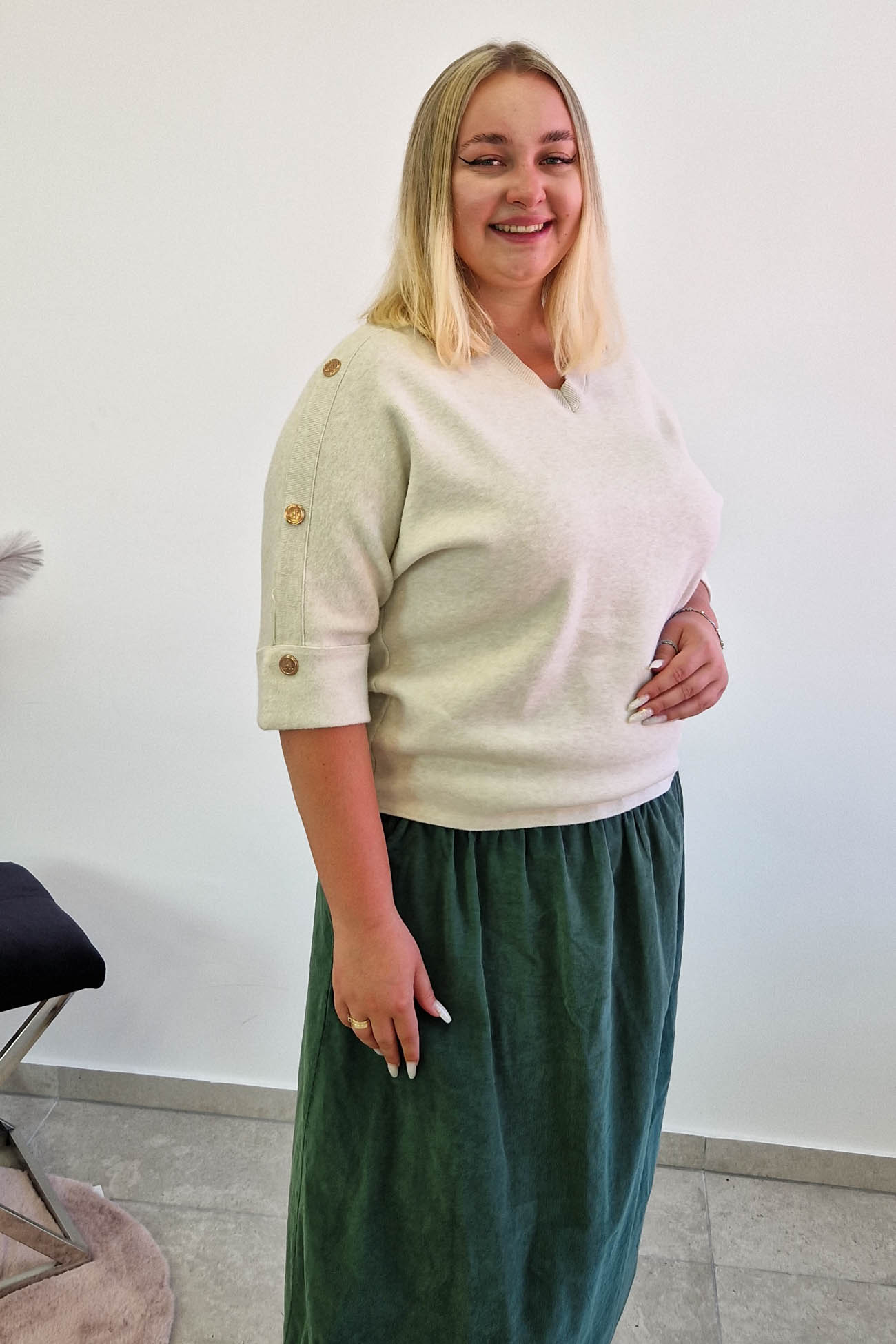 Sklep internetowy NeliNo Sweter Damski z Guzikami na Rękawie Beżowy