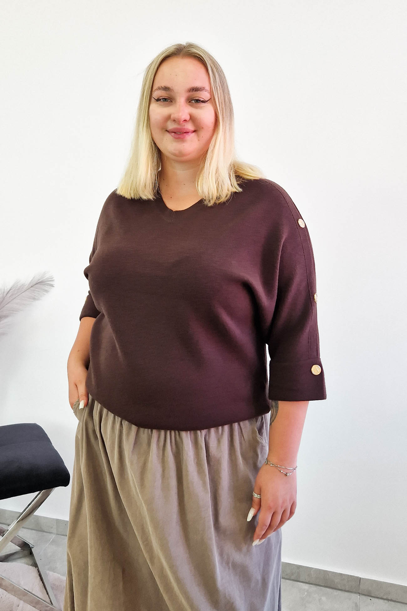 Sklep internetowy NeliNo Sweter Damski z Guzikami na Rękawie Czekoladowy - obrazek 4