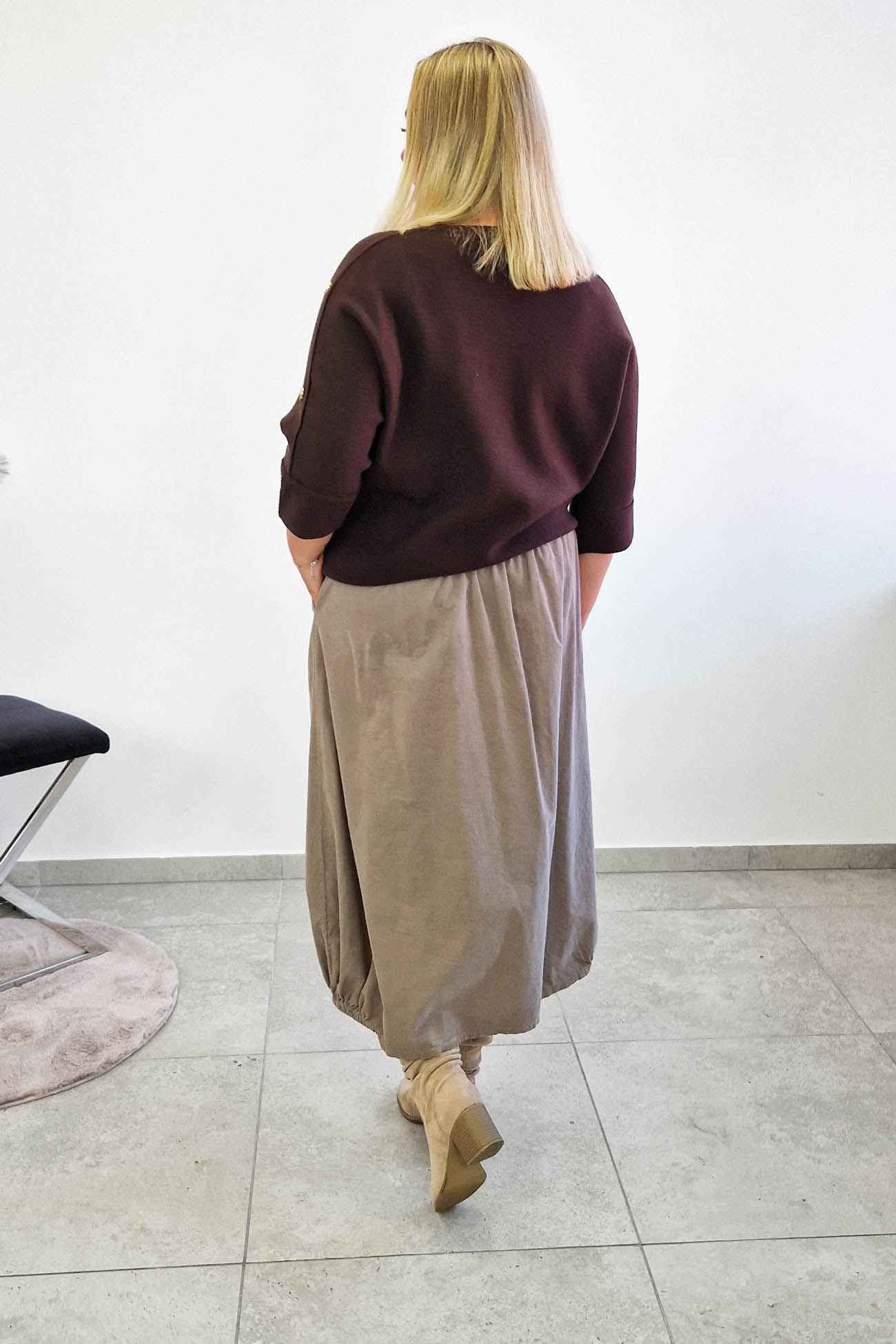 Sklep internetowy NeliNo Sweter Damski z Guzikami na Rękawie Czekoladowy - obrazek 3