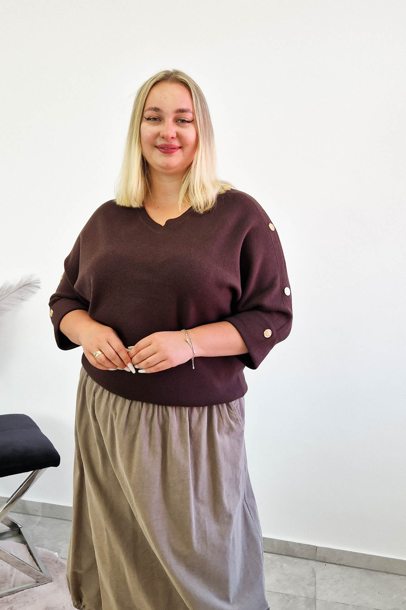 Sklep internetowy NeliNo Sweter Damski z Guzikami na Rękawie Czekoladowy