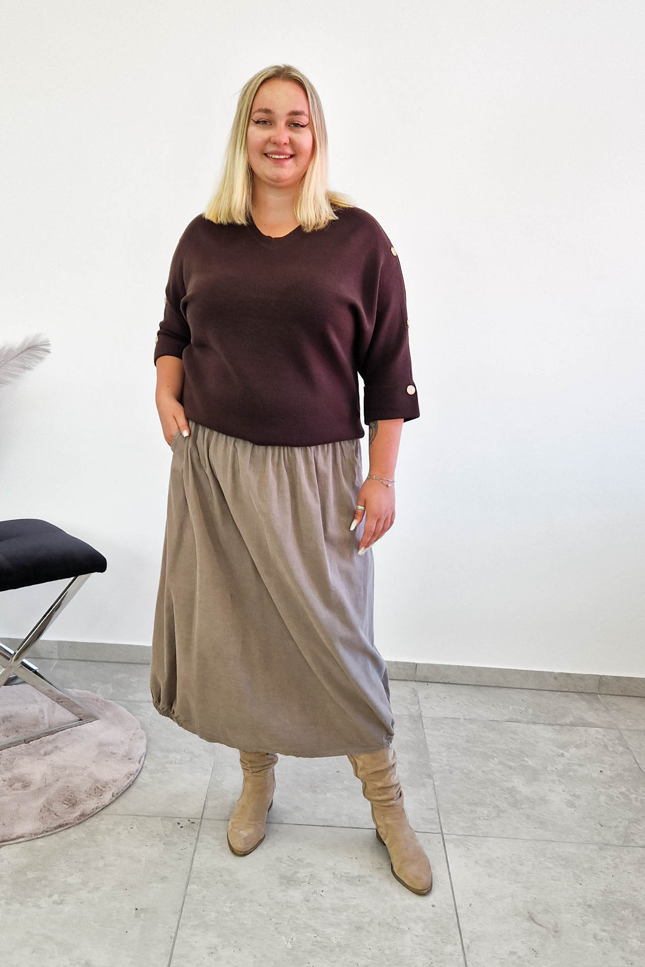 Sklep internetowy NeliNo Sweter Damski z Guzikami na Rękawie Czekoladowy - obrazek 2