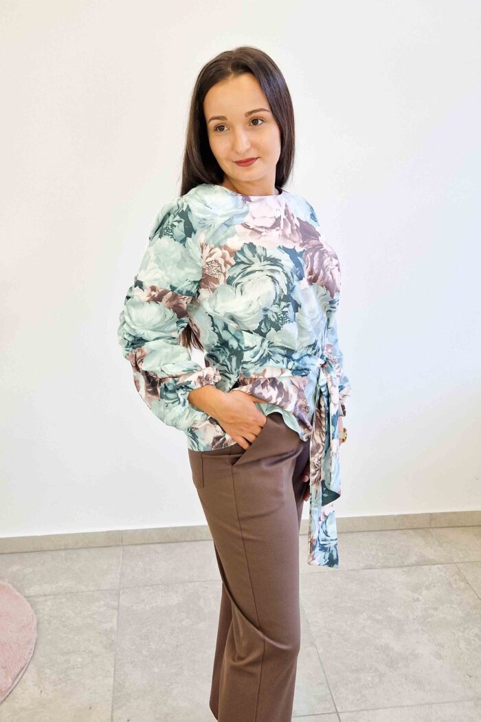 Elegancka Bluzka Damska w Róże z Wiązaniem Miętowo-Beżowa - obrazek 2