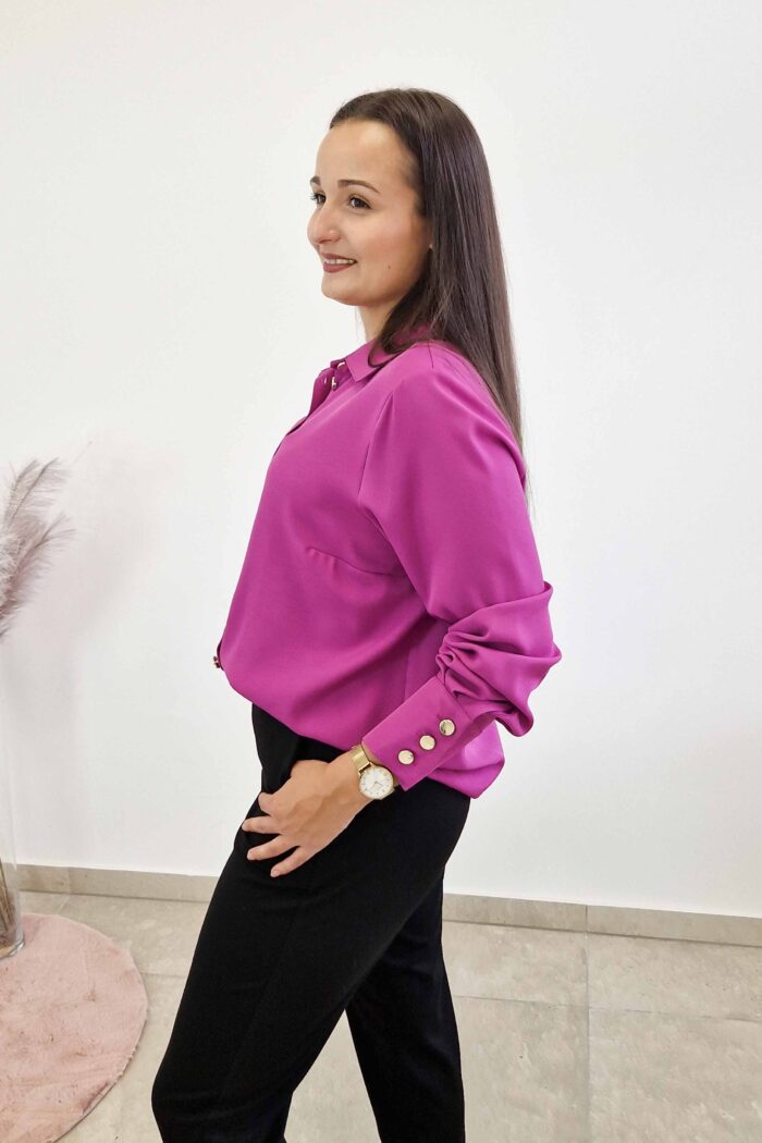 Elegancka Koszula Damska z Ozdobnymi Guzikami na Rękawie Amarantowa - obrazek 3