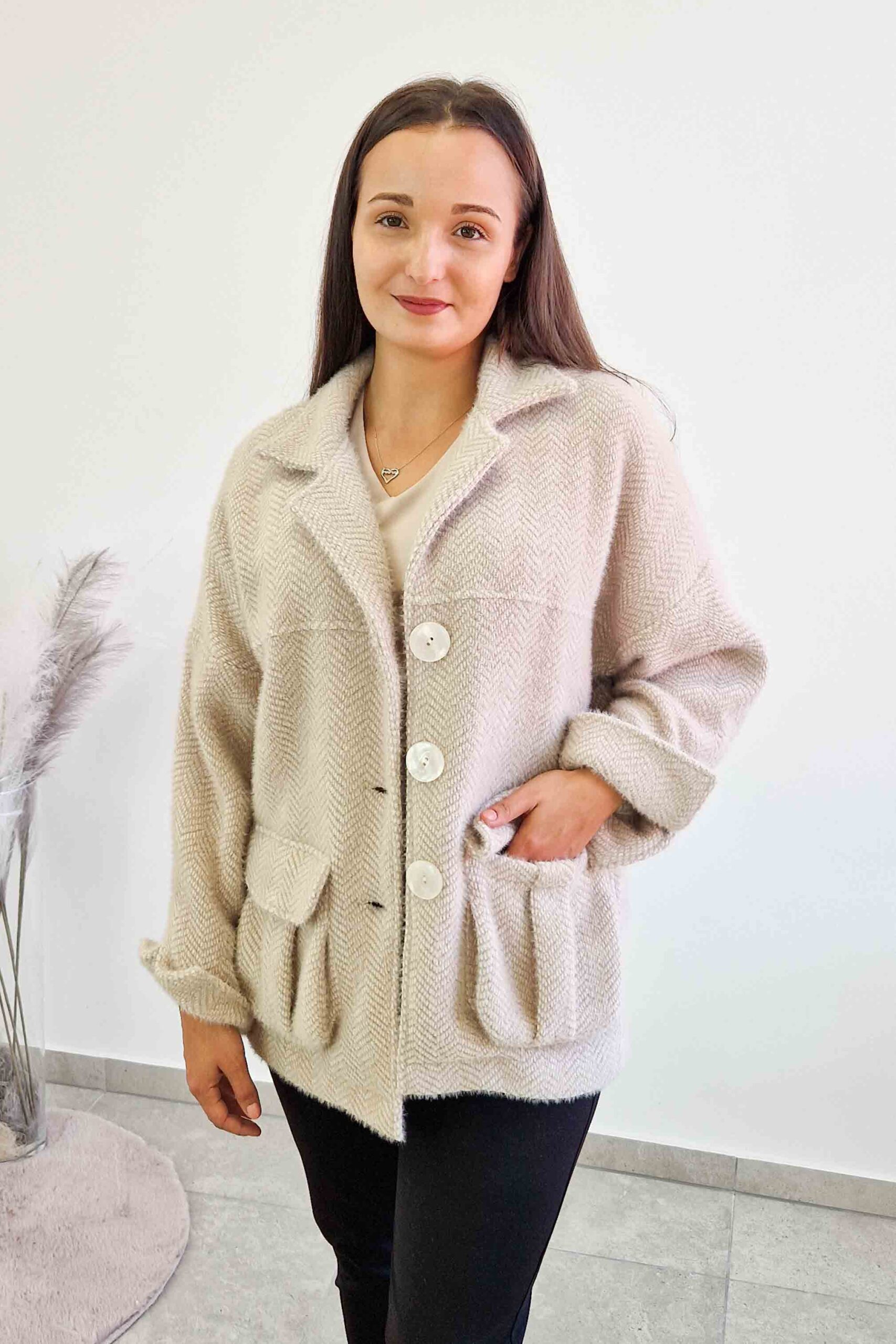 Modna Krótka Kurtka Damska na Guziki z Prążkowanym Wzorem Beżowa