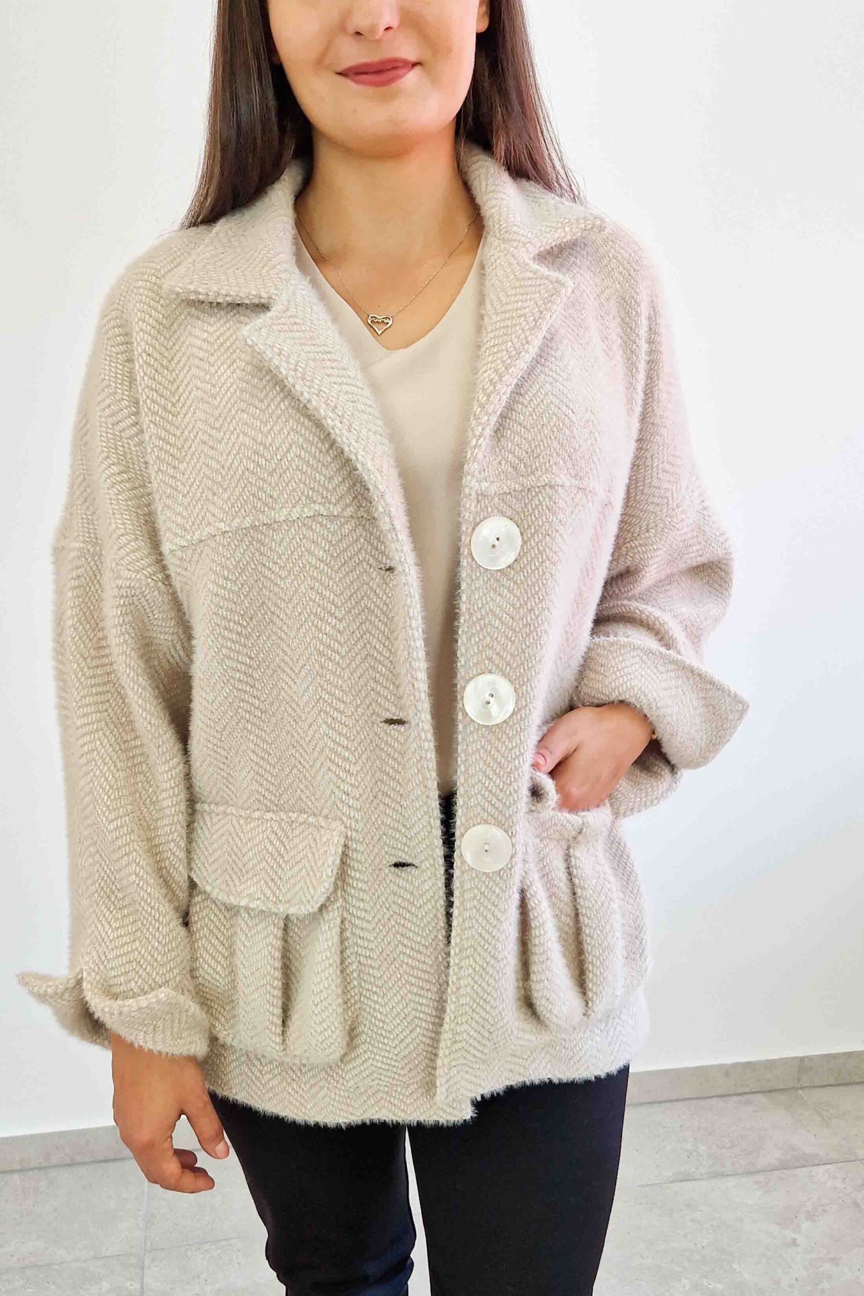 Modna Krótka Kurtka Damska na Guziki z Prążkowanym Wzorem Beżowa - obrazek 2