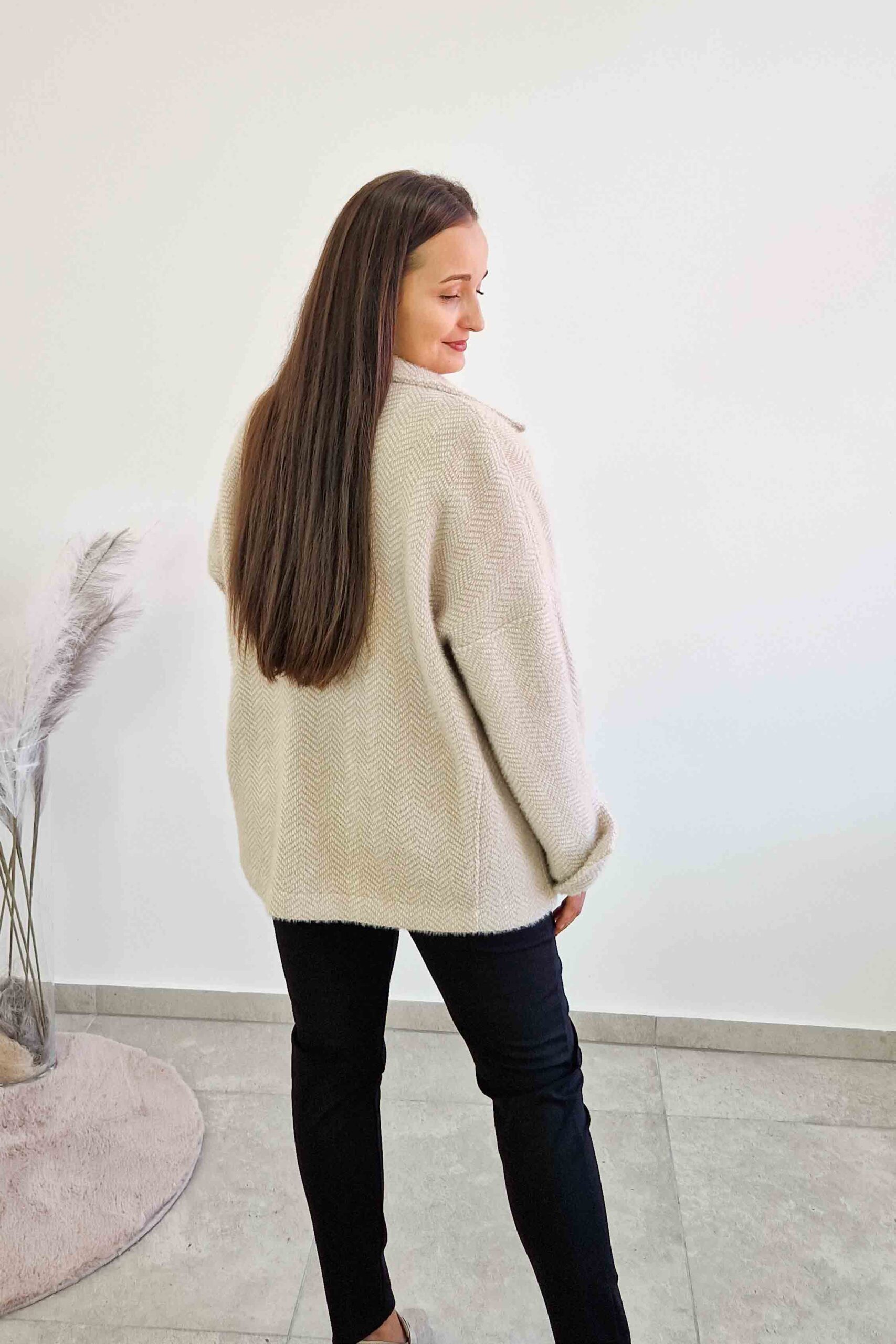 Modna Krótka Kurtka Damska na Guziki z Prążkowanym Wzorem Beżowa - obrazek 4