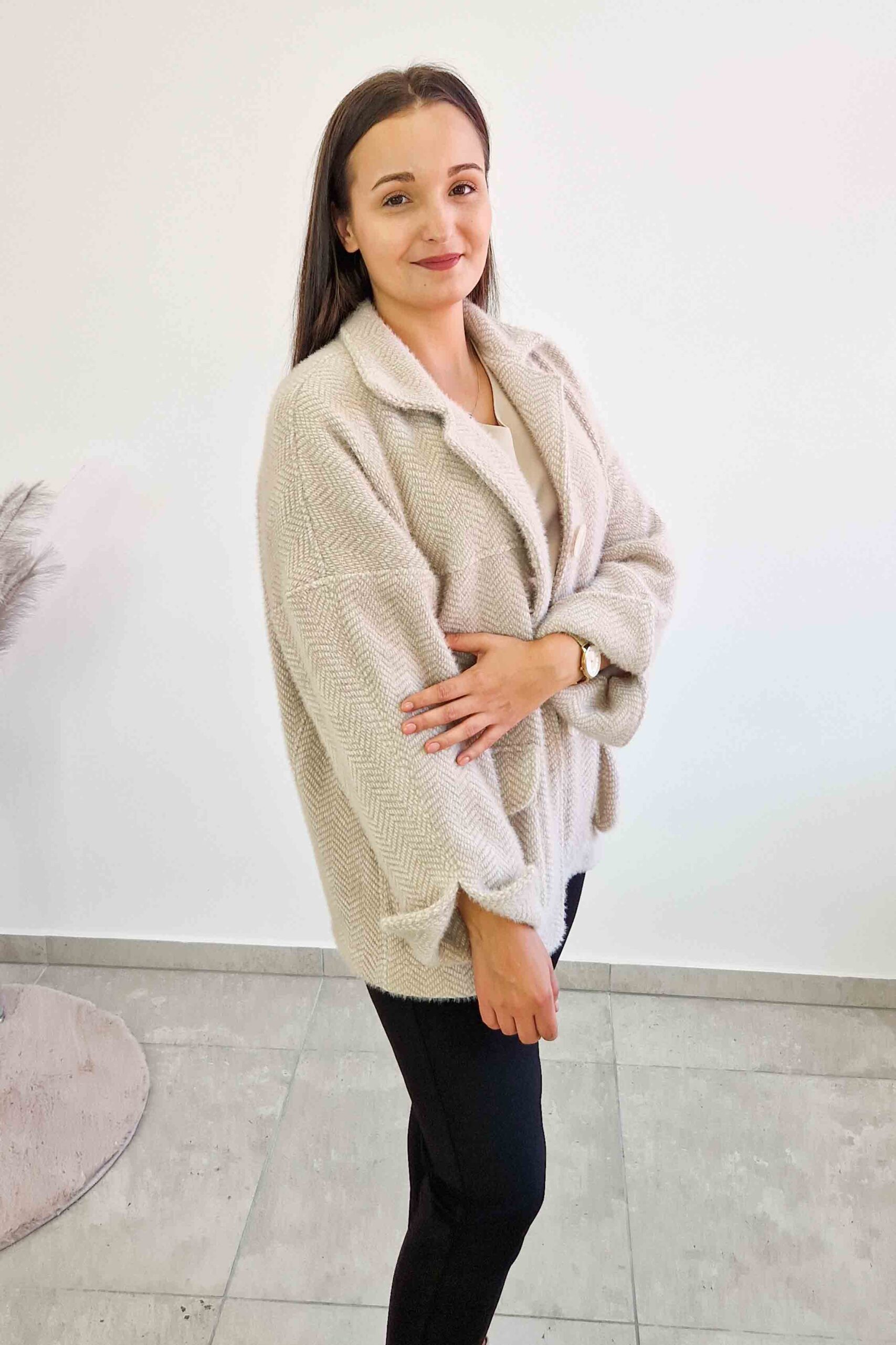 Modna Krótka Kurtka Damska na Guziki z Prążkowanym Wzorem Beżowa - obrazek 3