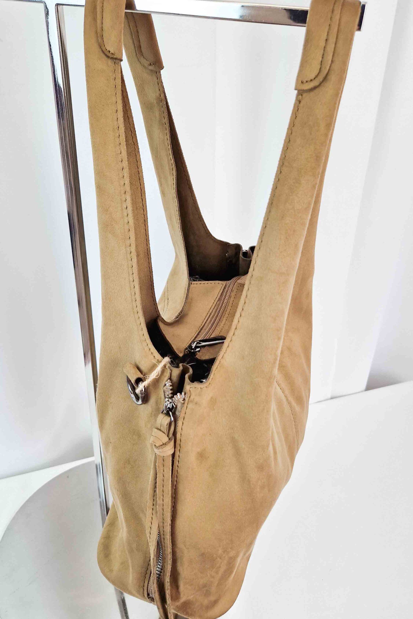 Sklep internetowy NeliNo Zamszowa Torebka Worek na Ramię Beżowa - obrazek 2