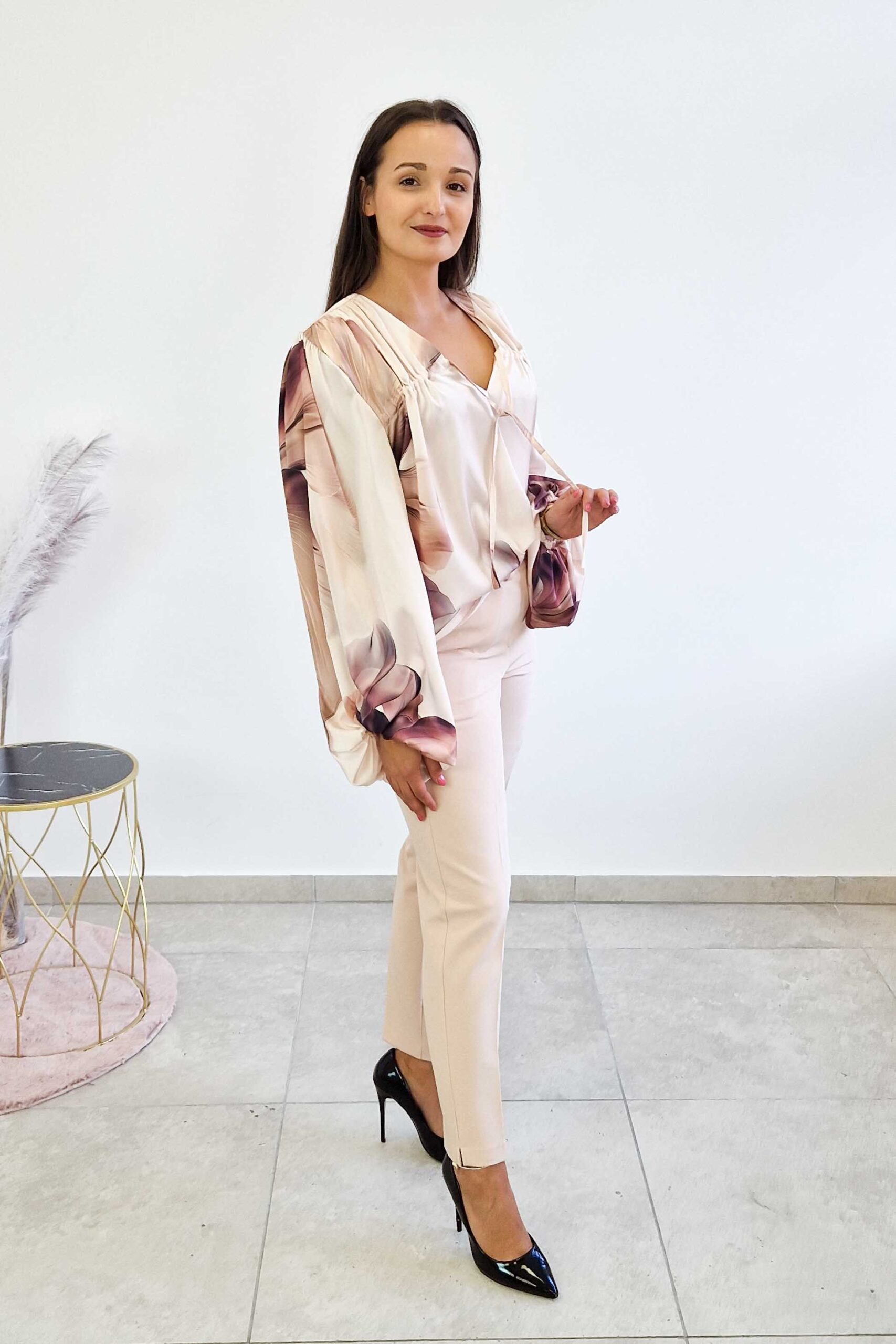 Sklep internetowy NeliNo Bluzka Damska Atłas z Bufiastymi Rękawami Beżowa - obrazek 4