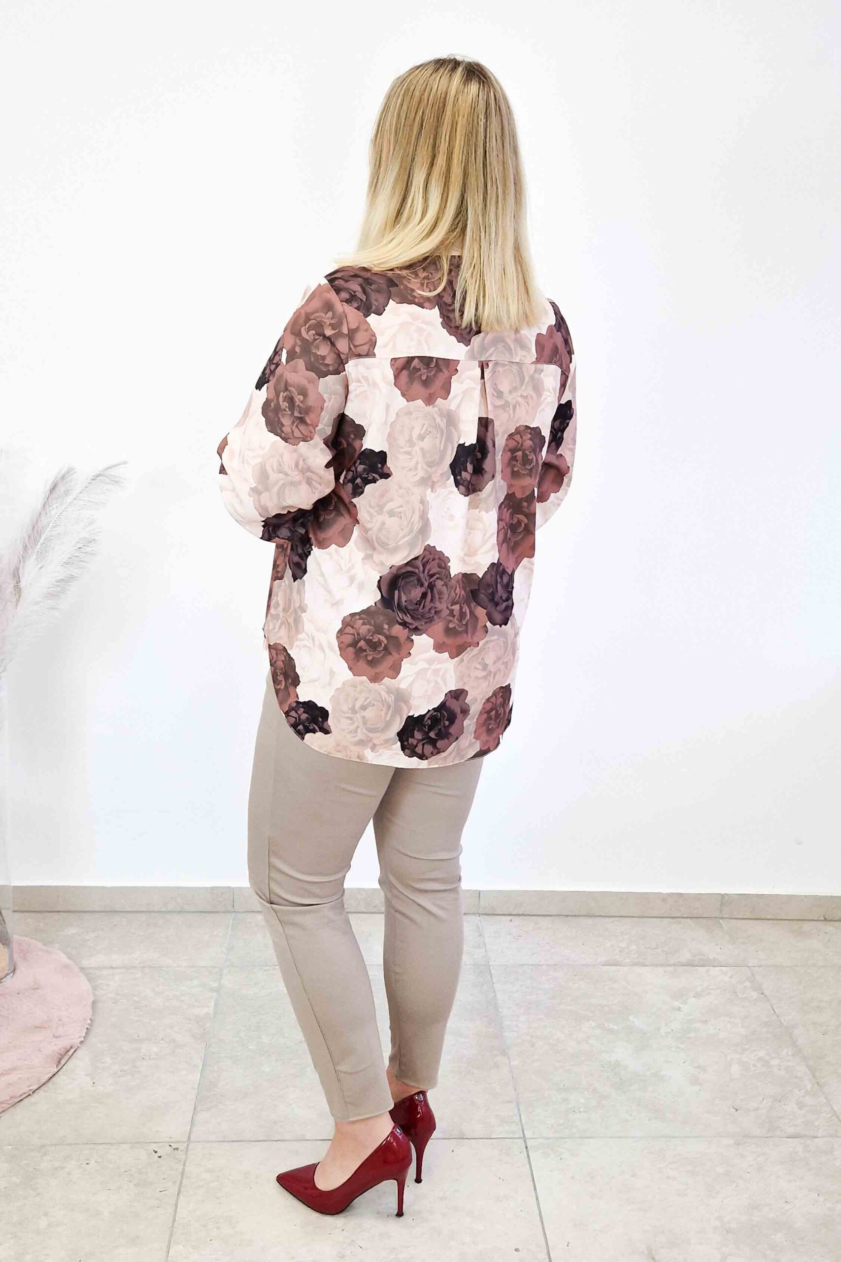 Sklep internetowy NeliNo Bluzka Damska w Róże z Broszką Beżowo-Czekoladowa - obrazek 3