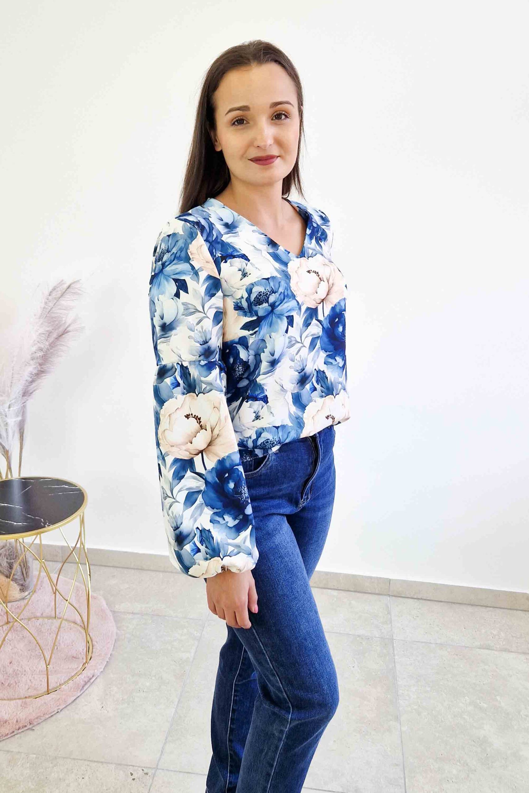 Sklep internetowy NeliNo Elegancka Bluzka Damska w Kwiaty z Bufiastymi Rękawami Niebiesko-Beżowa