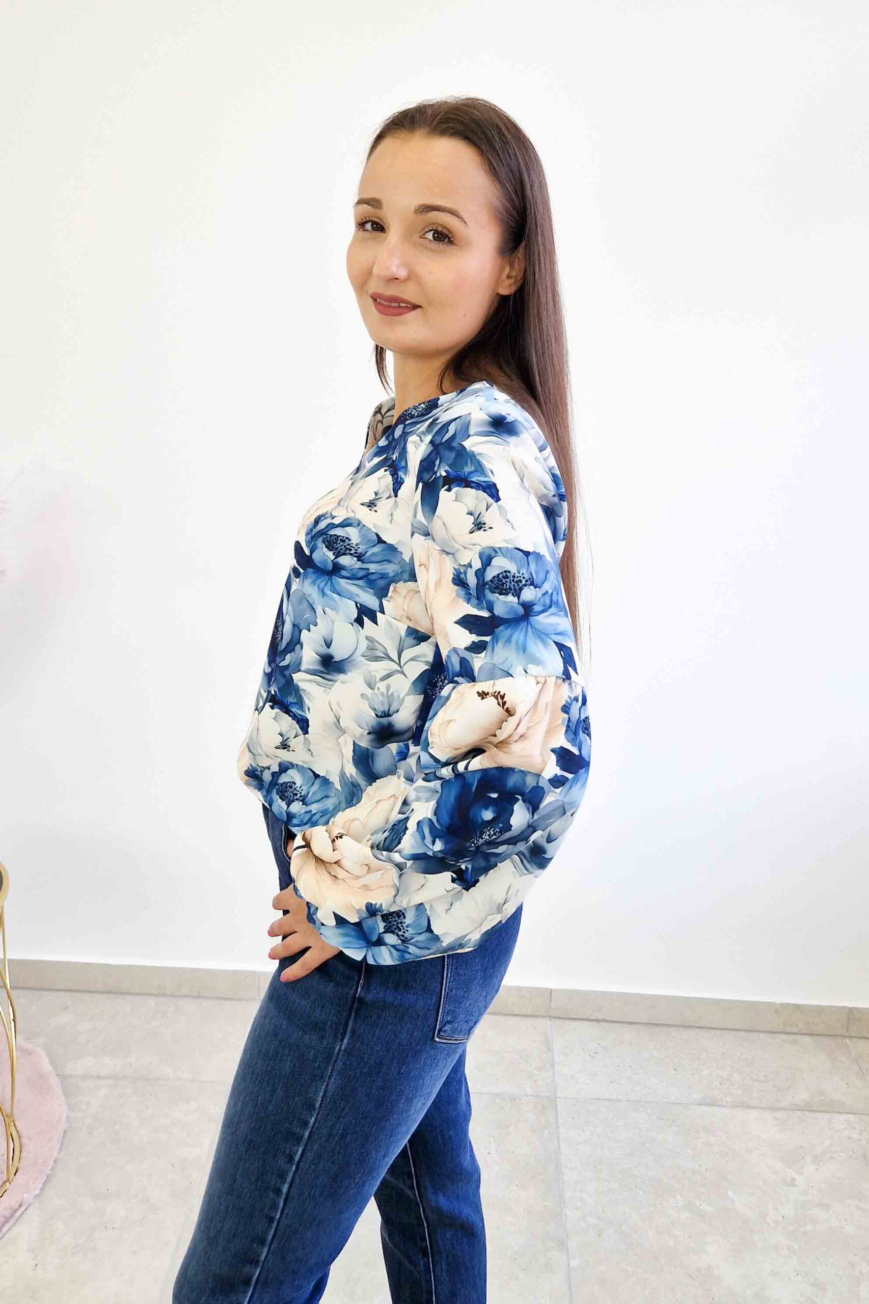 Sklep internetowy NeliNo Elegancka Bluzka Damska w Kwiaty z Bufiastymi Rękawami Niebiesko-Beżowa - obrazek 2