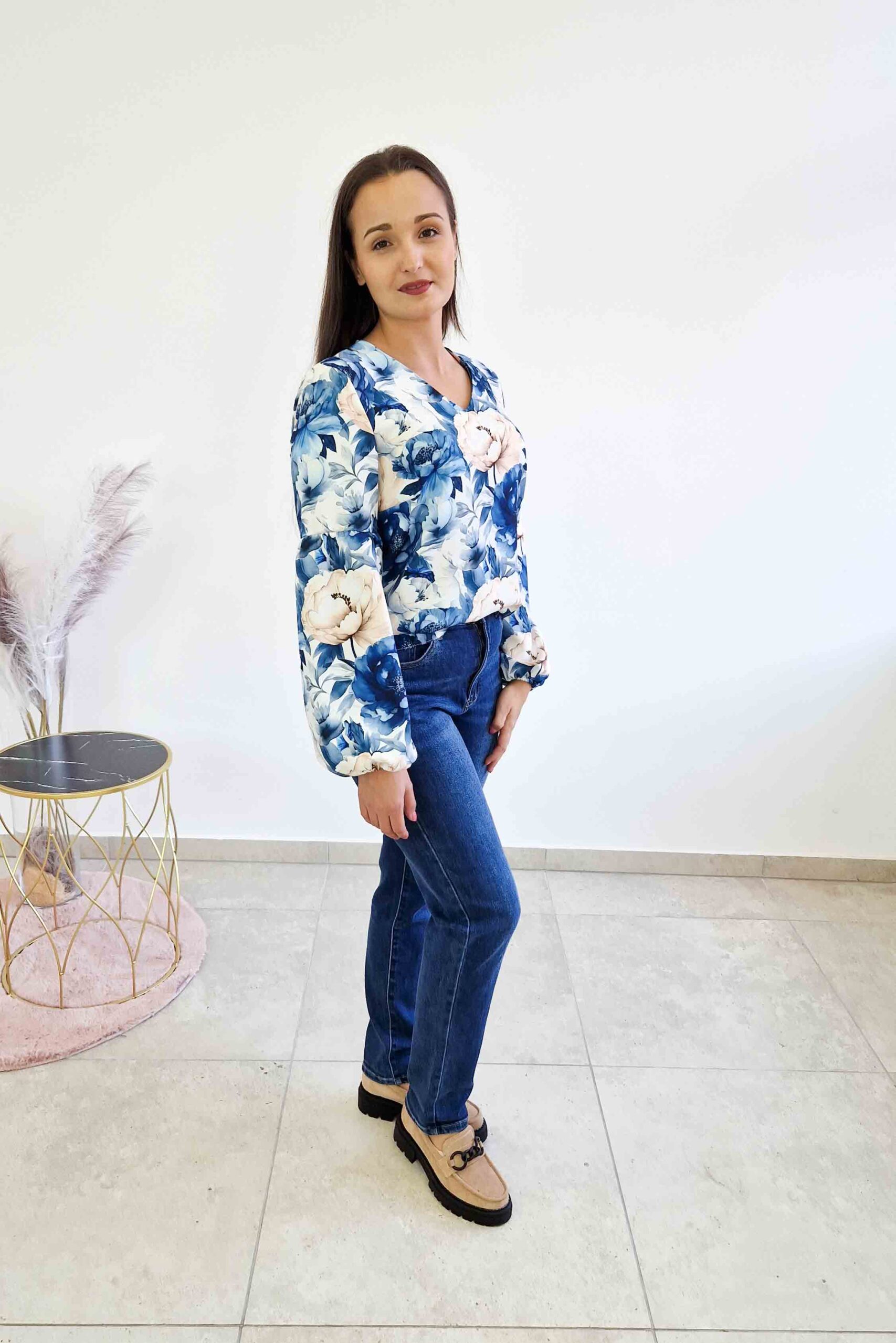 Sklep internetowy NeliNo Elegancka Bluzka Damska w Kwiaty z Bufiastymi Rękawami Niebiesko-Beżowa - obrazek 3