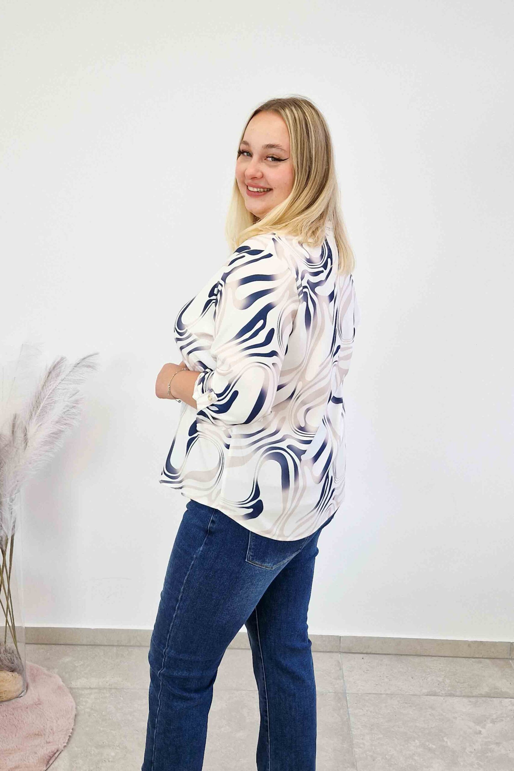 Sklep internetowy NeliNo Biało Niebieska Elegancka Bluzka Damska w Mazy z Plisą Rękaw 3/4 - obrazek 2