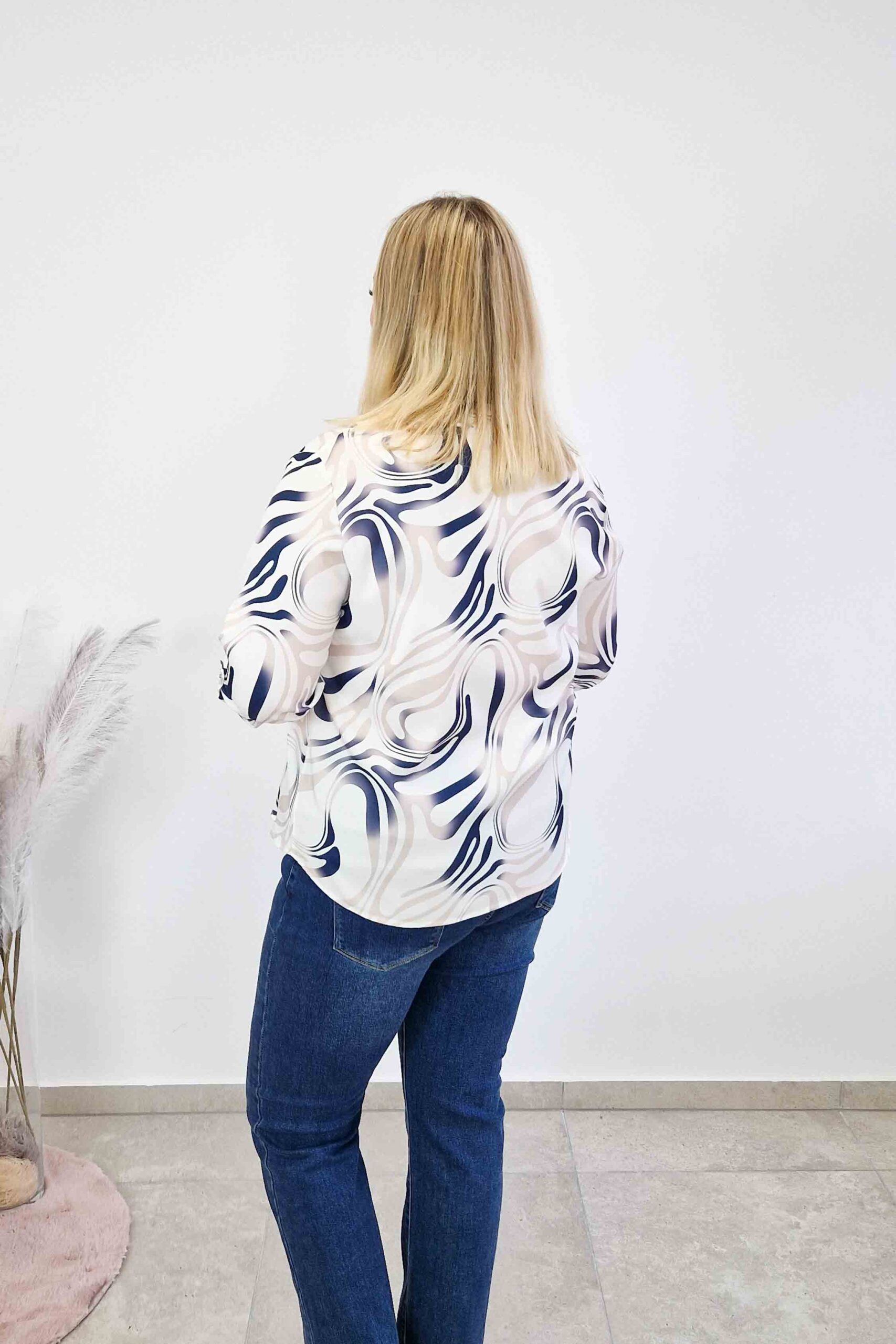 Sklep internetowy NeliNo Biało Niebieska Elegancka Bluzka Damska w Mazy z Plisą Rękaw 3/4 - obrazek 4