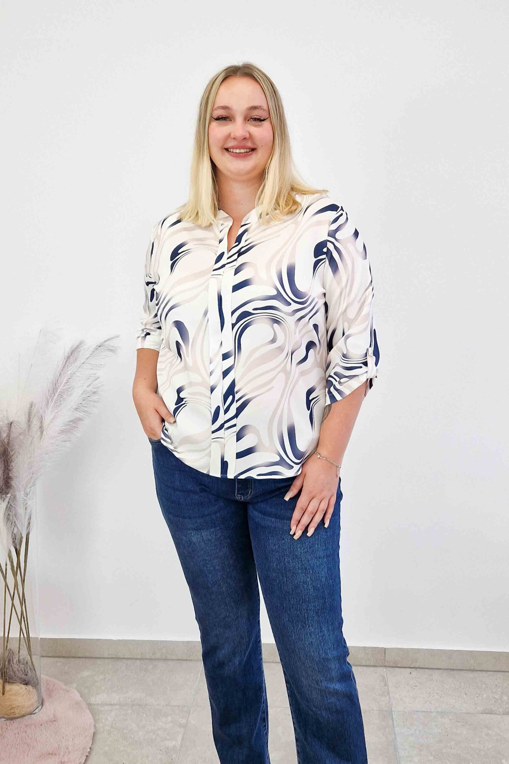 Sklep internetowy NeliNo Biało Niebieska Elegancka Bluzka Damska w Mazy z Plisą Rękaw 3/4 - obrazek 3