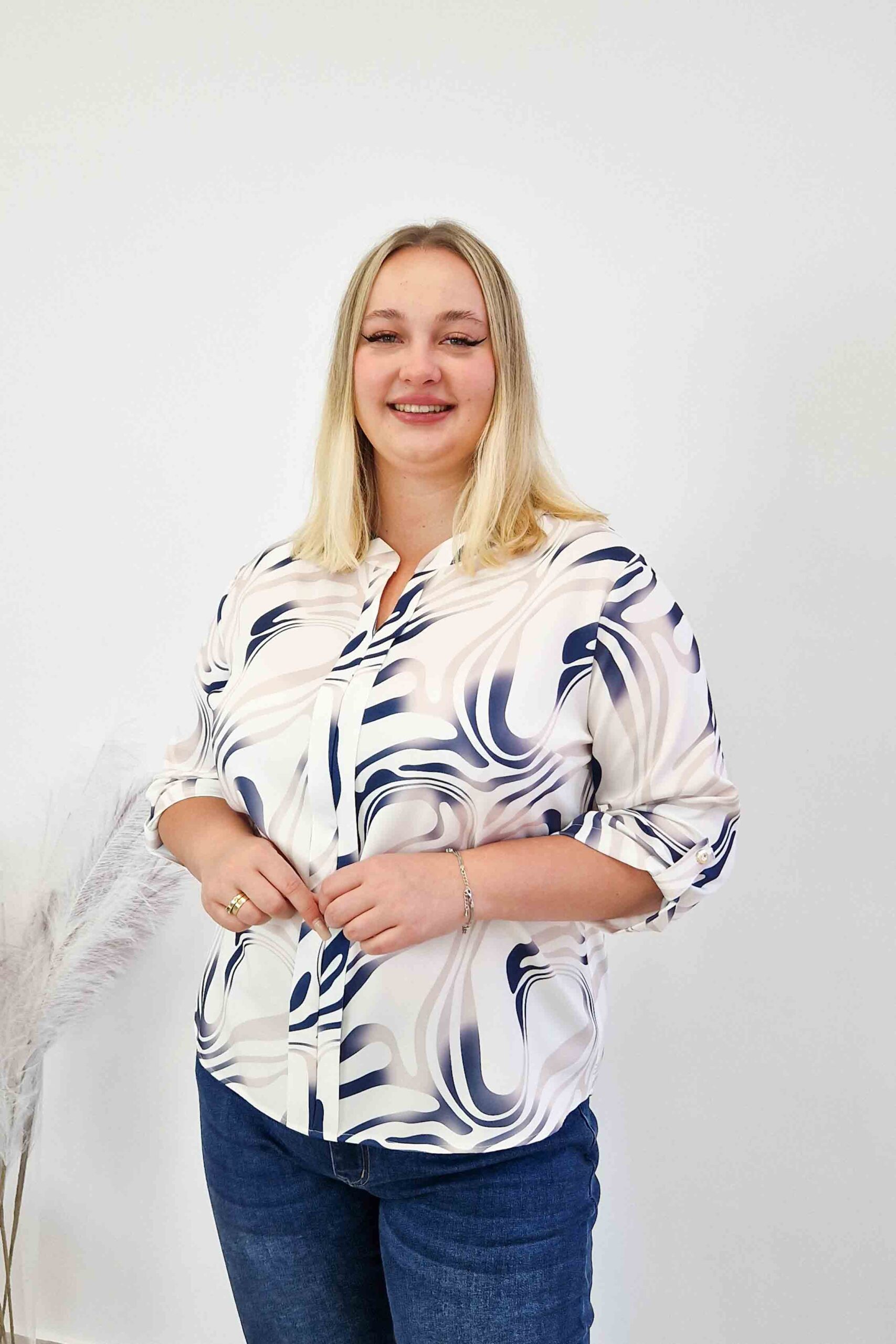 Sklep internetowy NeliNo Biało Niebieska Elegancka Bluzka Damska w Mazy z Plisą Rękaw 3/4 - obrazek 5