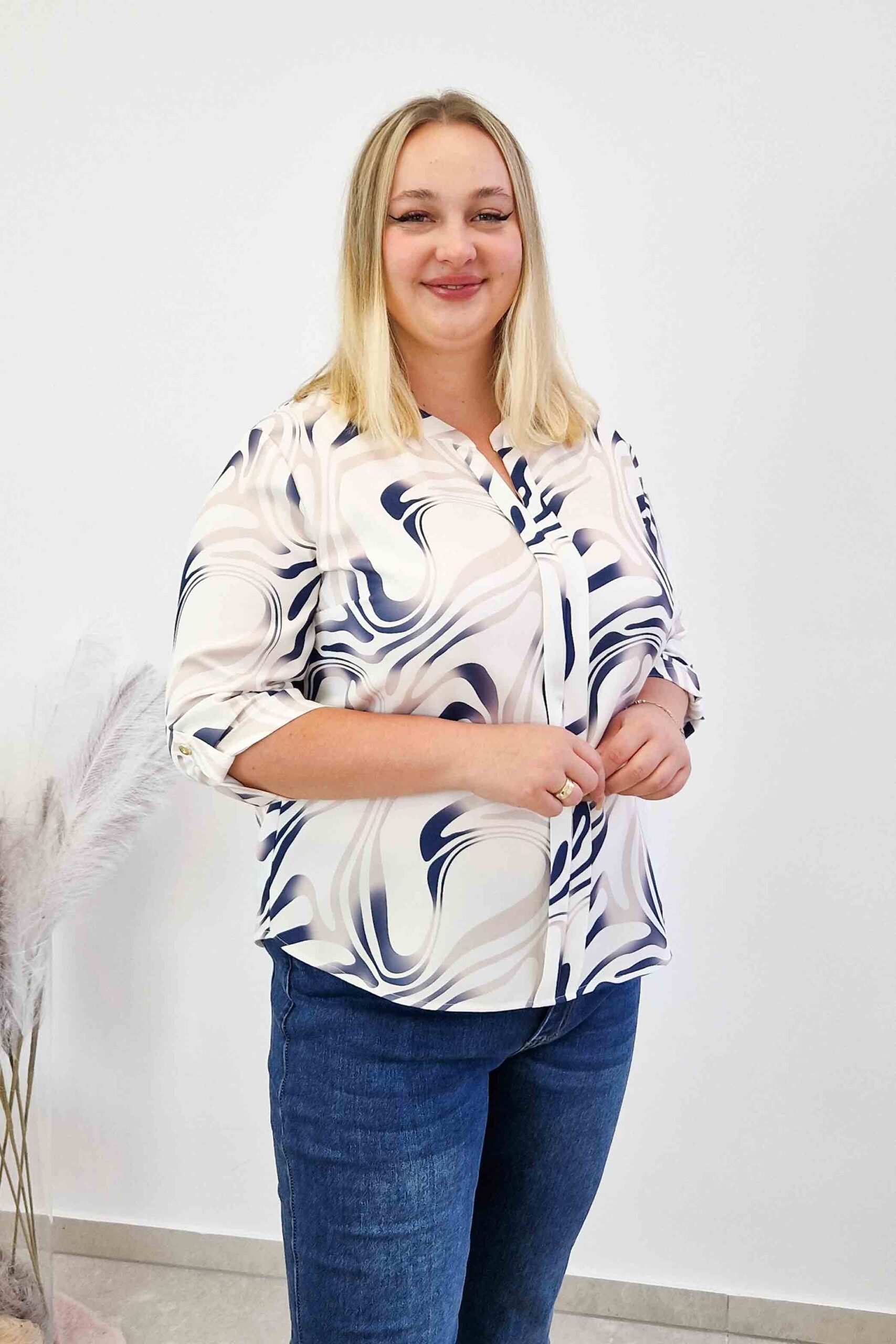 Sklep internetowy NeliNo Biało Niebieska Elegancka Bluzka Damska w Mazy z Plisą Rękaw 3/4