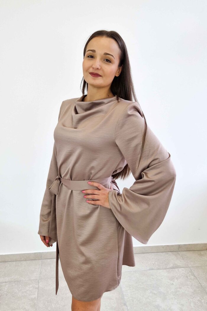 Elegancka Satynowa Sukienka Damska z Kloszowymi Rękawami Beżowa - obrazek 2