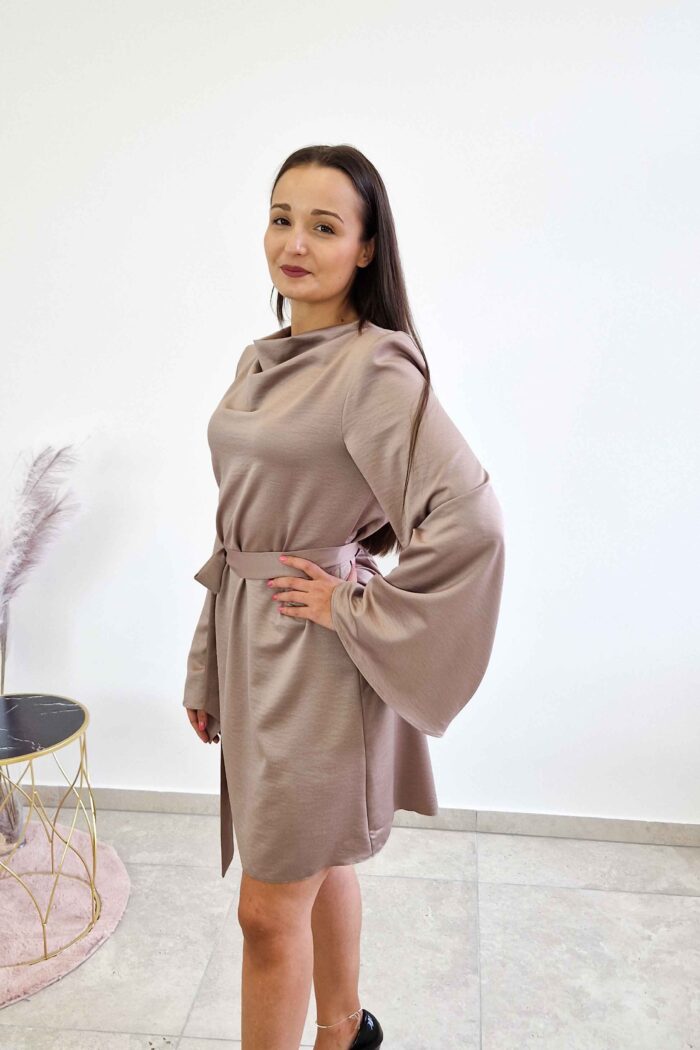 Elegancka Satynowa Sukienka Damska z Kloszowymi Rękawami Beżowa - obrazek 4