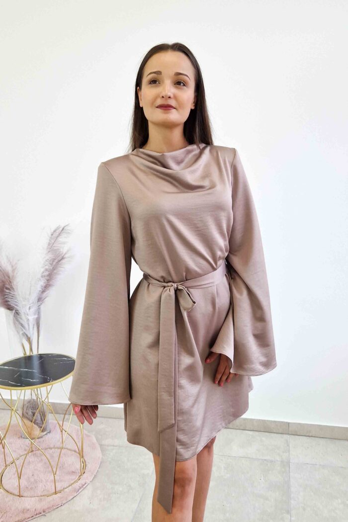 Elegancka Satynowa Sukienka Damska z Kloszowymi Rękawami Beżowa - obrazek 3