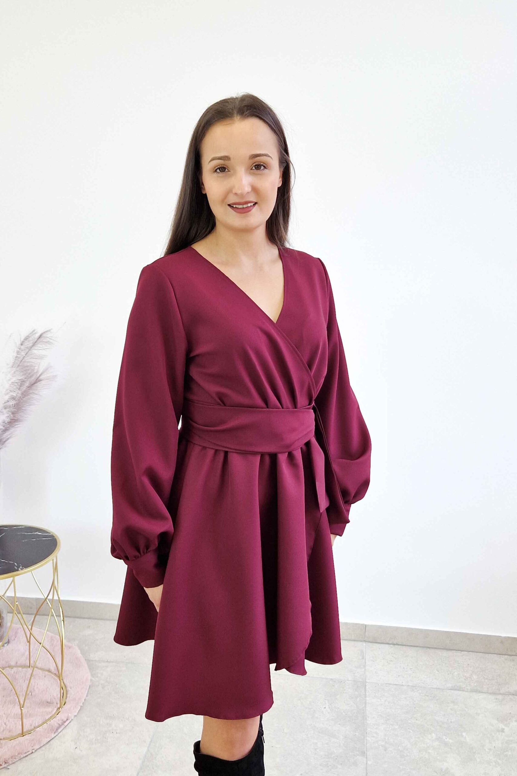 Elegancka Sukienka Damska Midi z Szarfą w Pasie Bordowa - obrazek 2