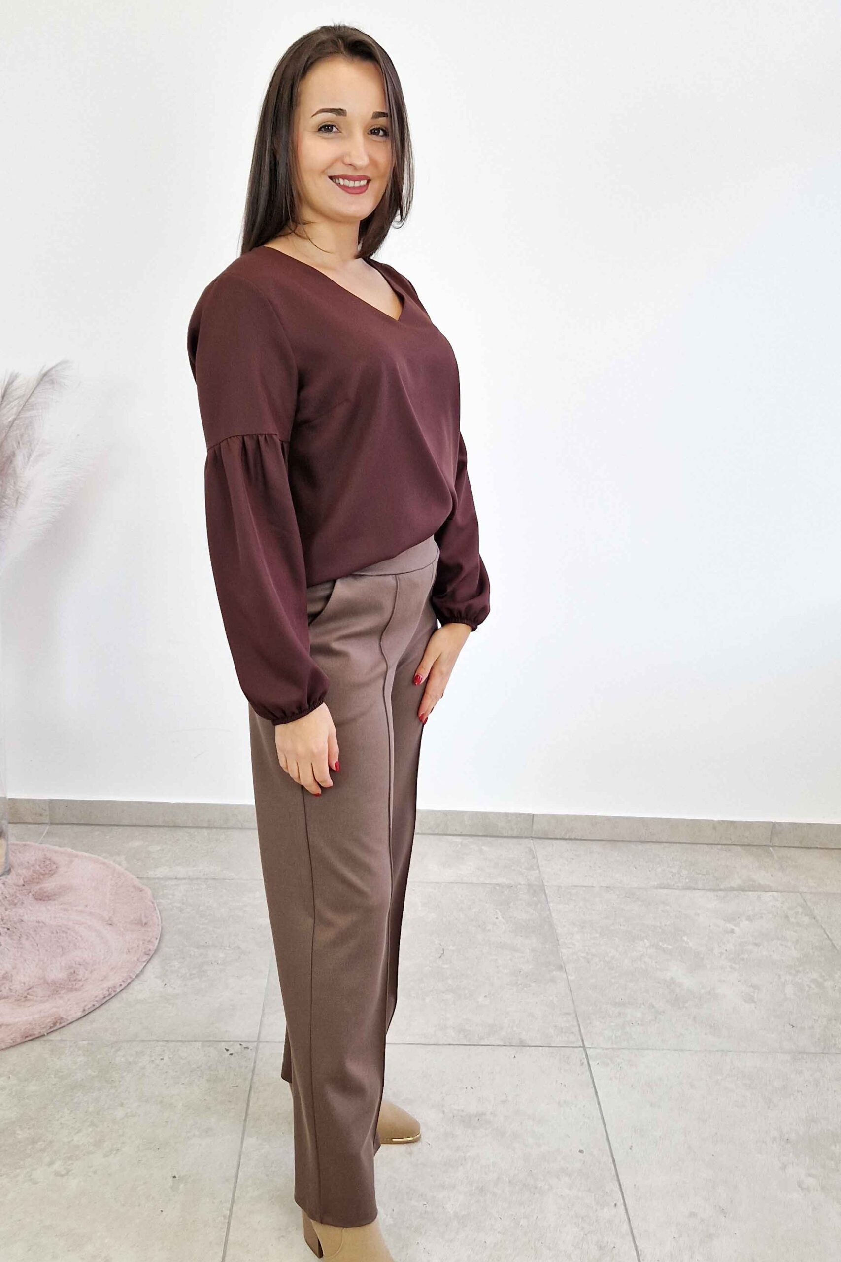 Sklep internetowy NeliNo Elegancka Bluzka Damska Blue z Bufiastymi Rękawami Czekoladowa