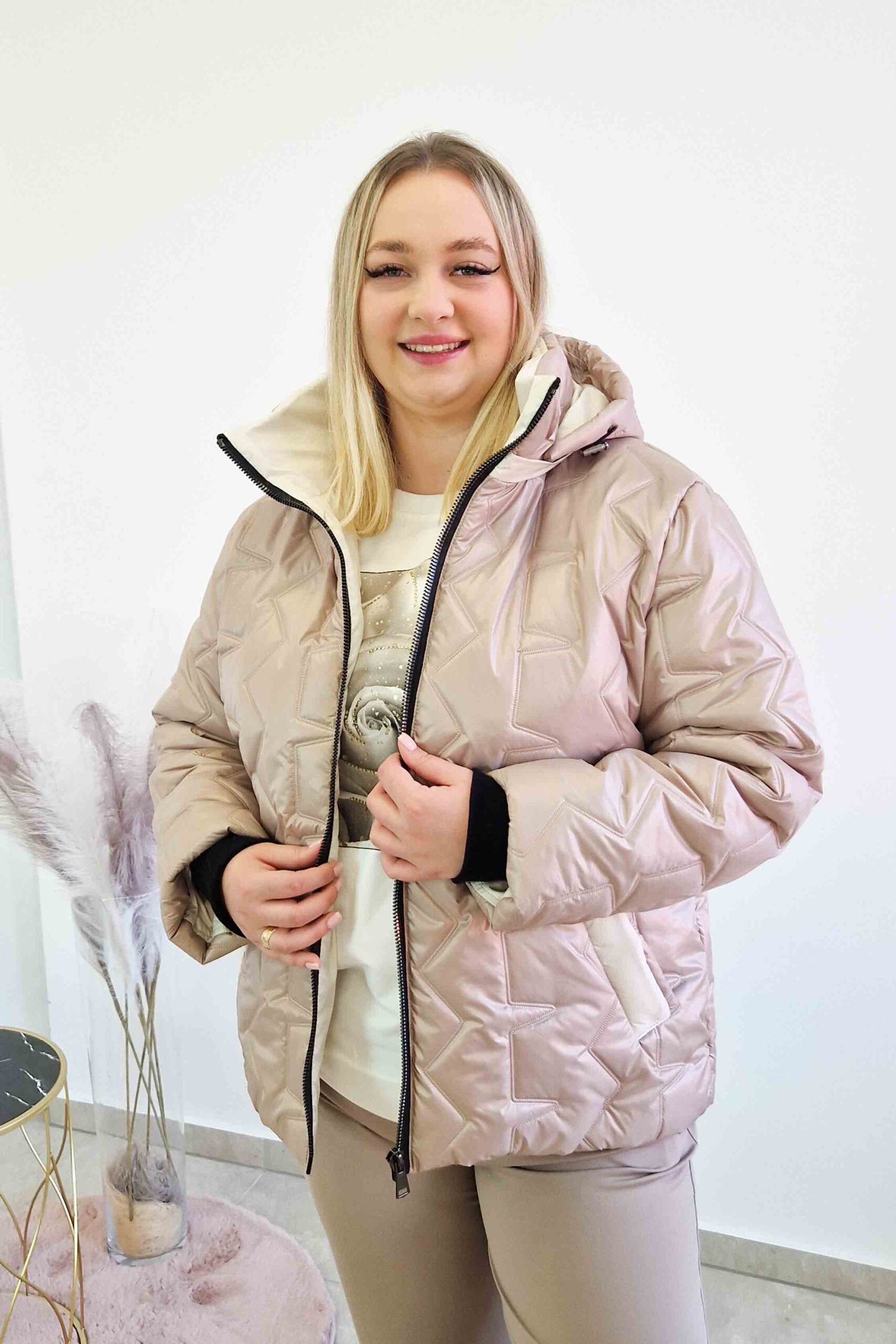 Sklep internetowy NeliNo Krótka Kurtka Zimowa Damska z Odpinanym Kapturem Beżowa - obrazek 3