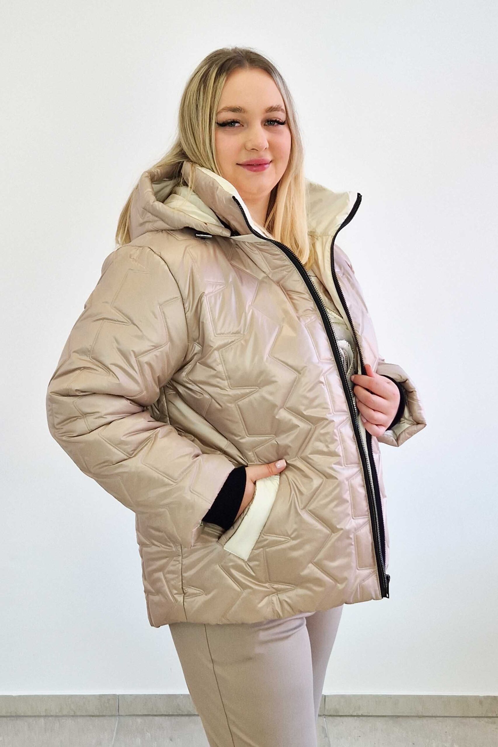 Sklep internetowy NeliNo Krótka Kurtka Zimowa Damska z Odpinanym Kapturem Beżowa - obrazek 4