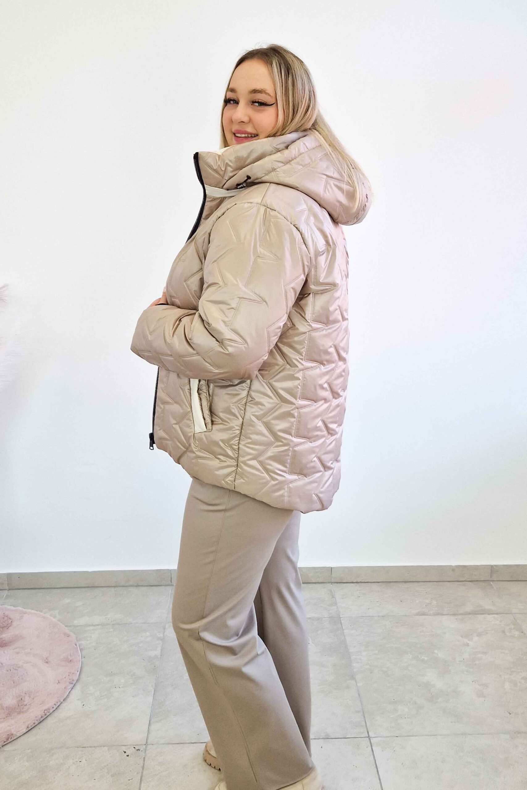 Sklep internetowy NeliNo Krótka Kurtka Zimowa Damska z Odpinanym Kapturem Beżowa - obrazek 2