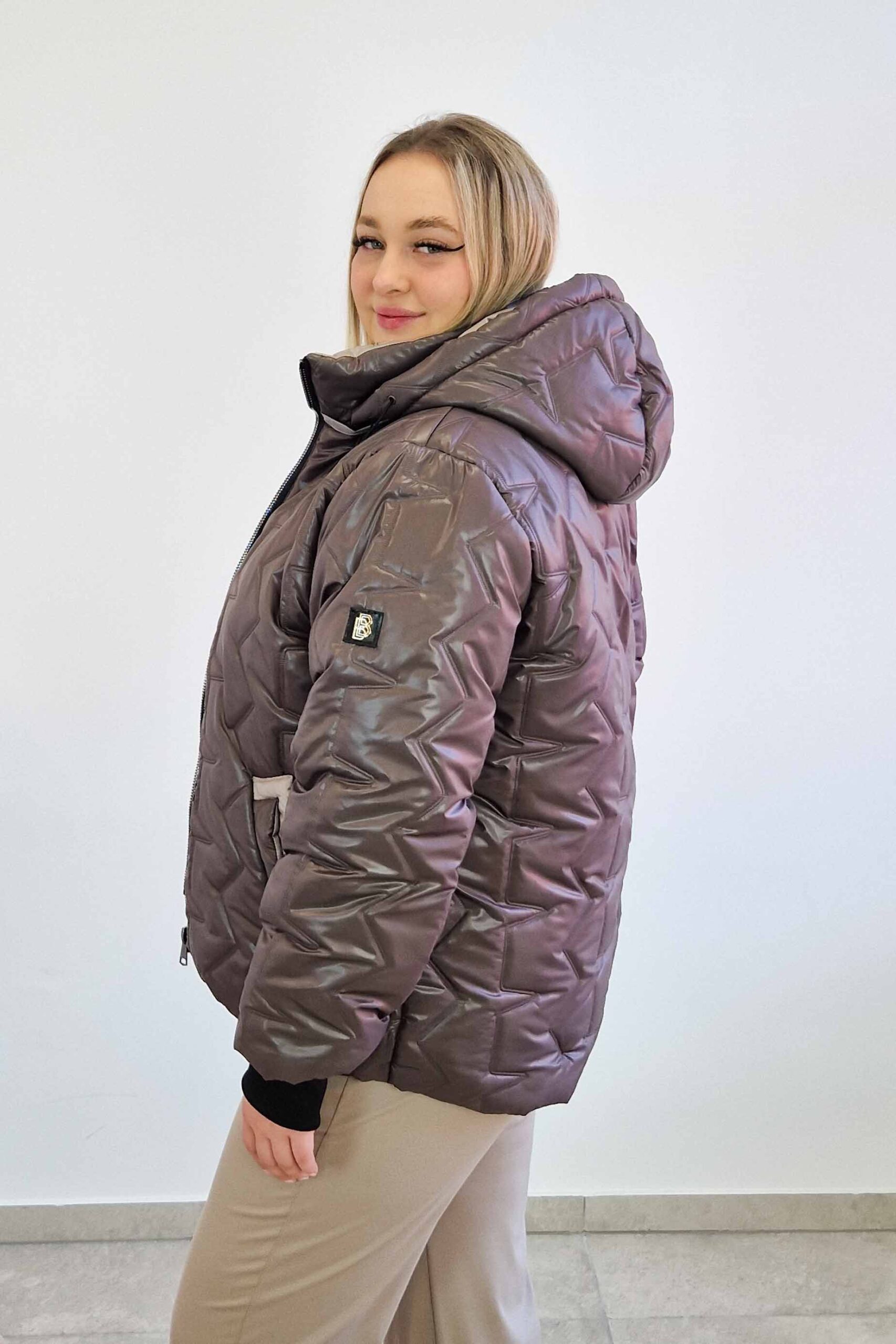 Sklep internetowy NeliNo Krótka Kurtka Zimowa Damska z Odpinanym Kapturem Czekoladowa - obrazek 2