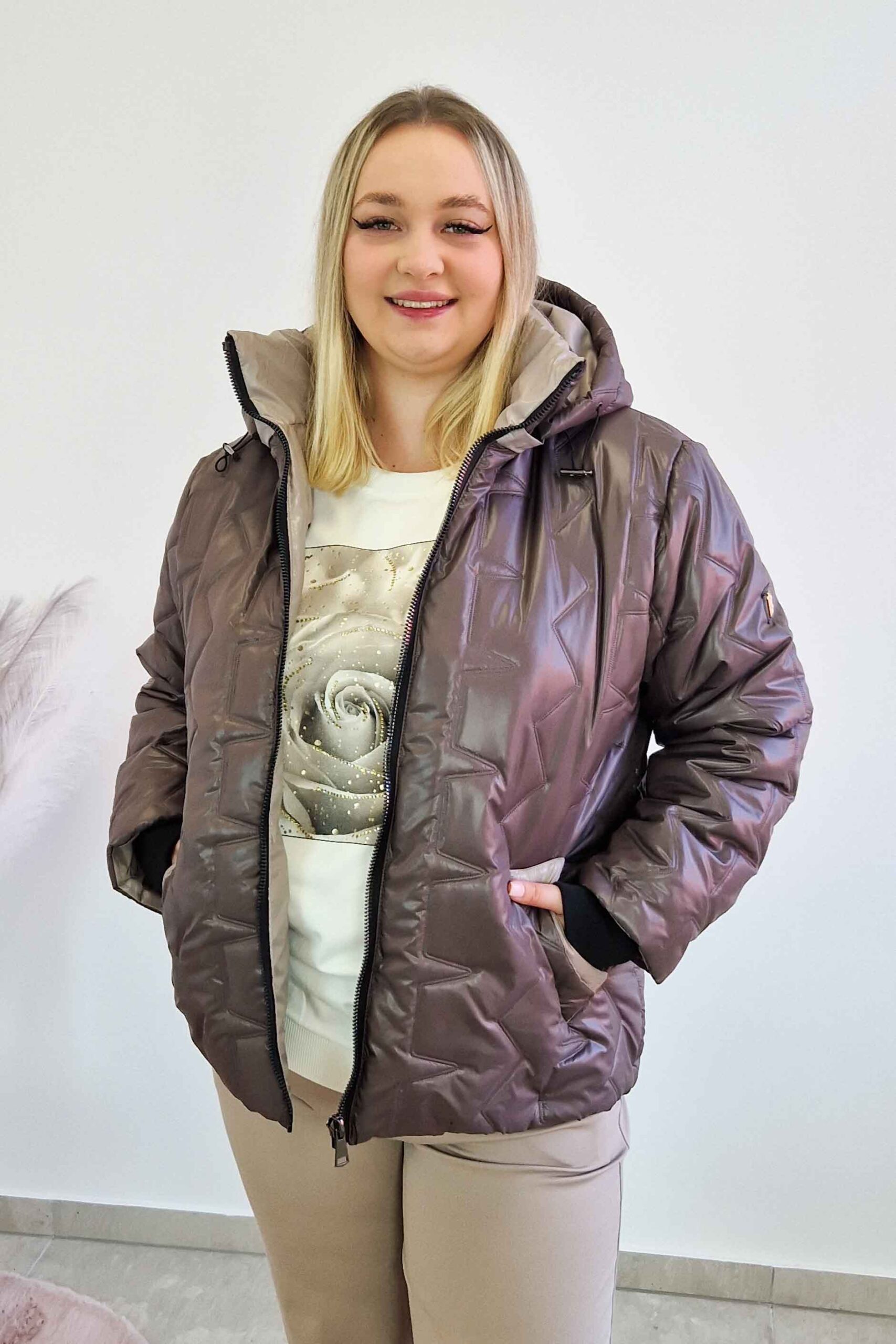 Sklep internetowy NeliNo Krótka Kurtka Zimowa Damska z Odpinanym Kapturem Czekoladowa - obrazek 3