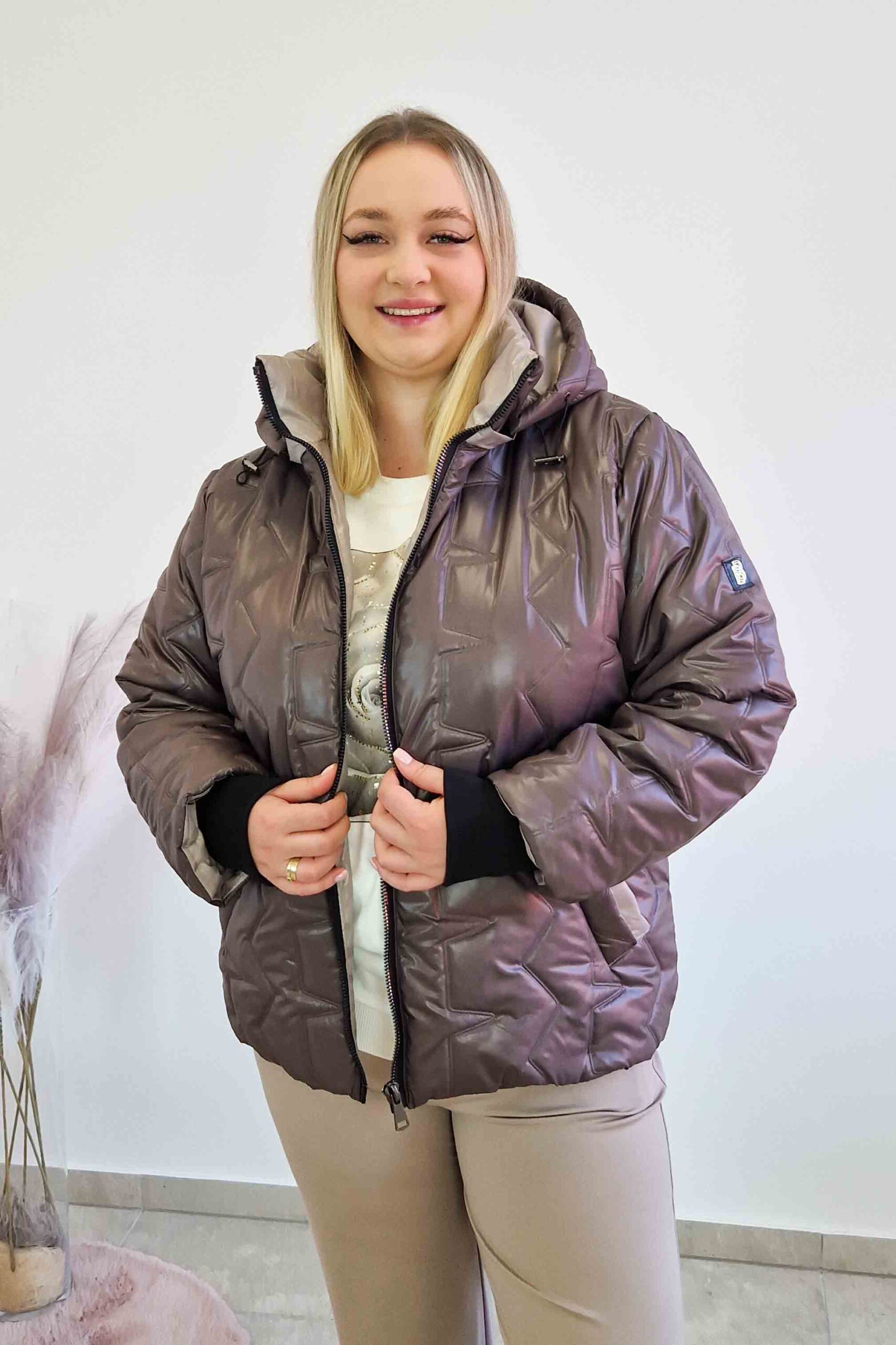 Sklep internetowy NeliNo Krótka Kurtka Zimowa Damska z Odpinanym Kapturem Czekoladowa