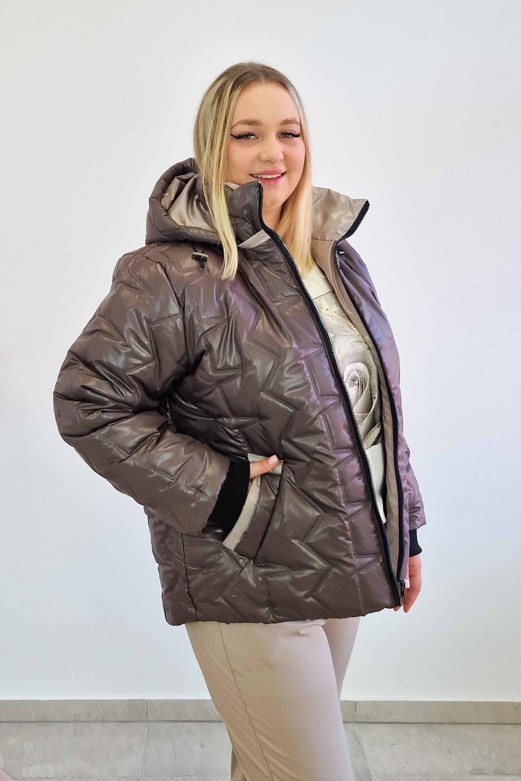 Sklep internetowy NeliNo Krótka Kurtka Zimowa Damska z Odpinanym Kapturem Czekoladowa - obrazek 5