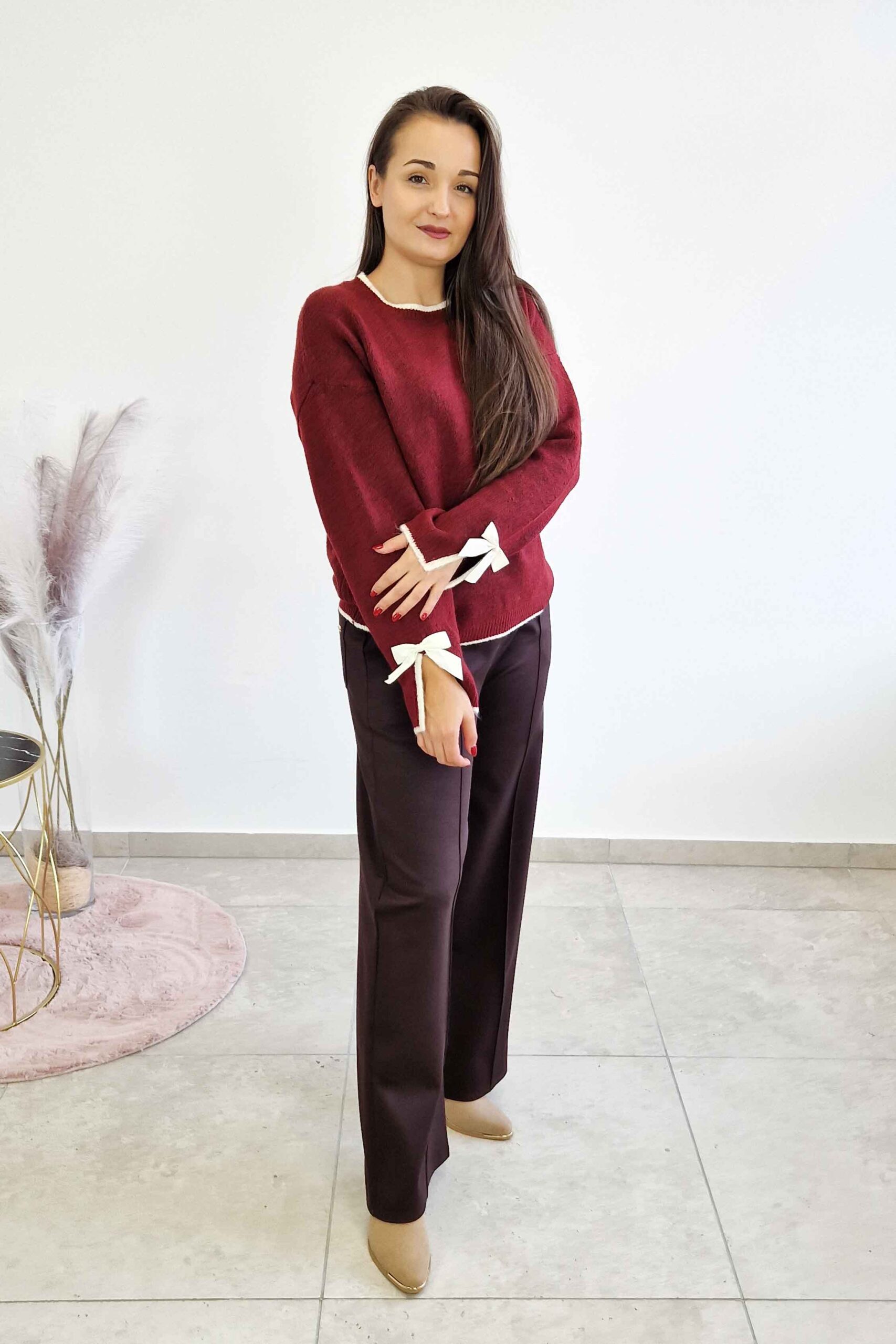 Sklep internetowy NeliNo Sweter Damski z Długim Rękawem i Ozdobną Wstążką Bordowy - obrazek 2