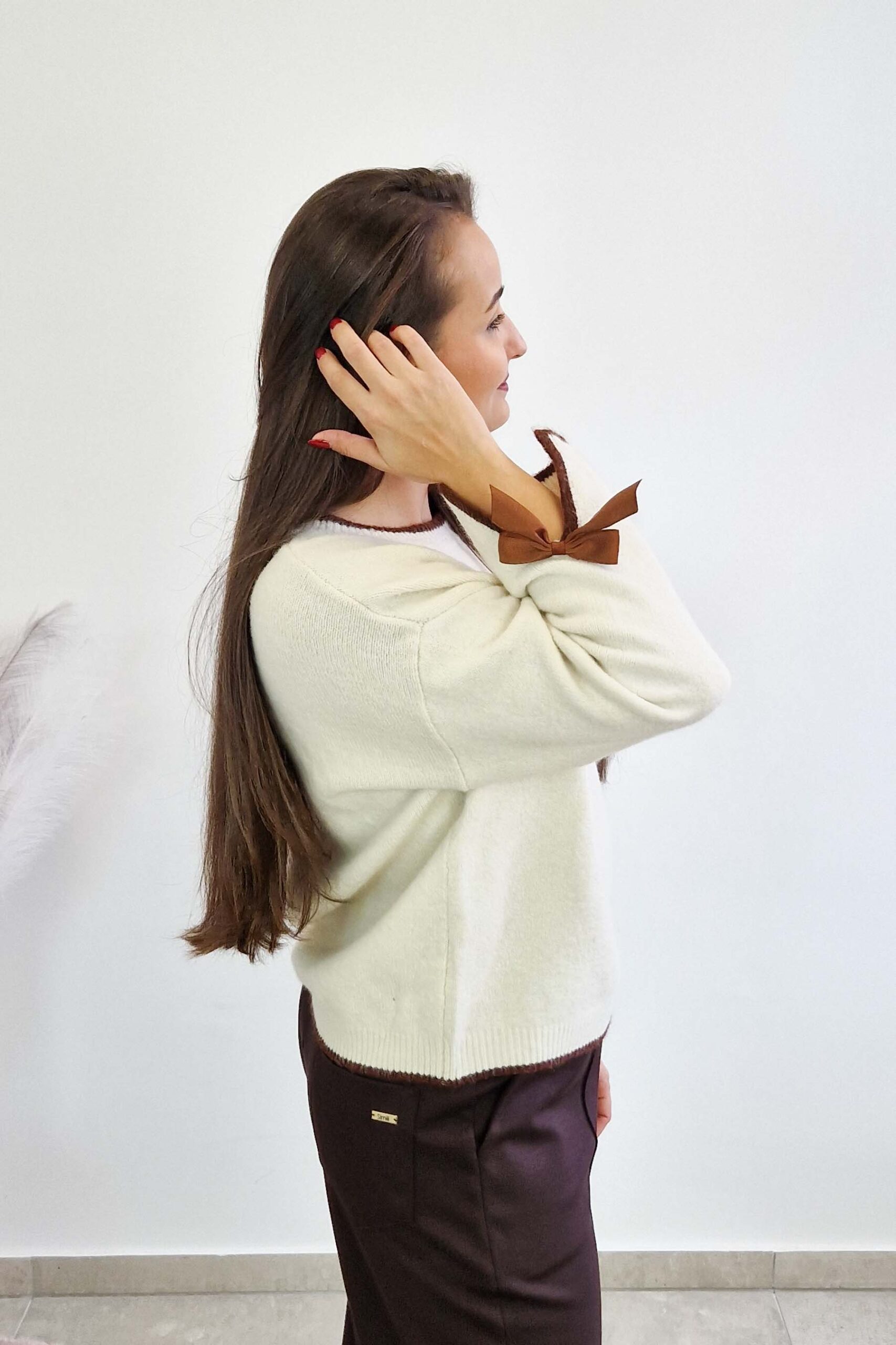 Sklep internetowy NeliNo Sweter Damski z Długim Rękawem i Ozdobną Wstążką Kremowy - obrazek 2