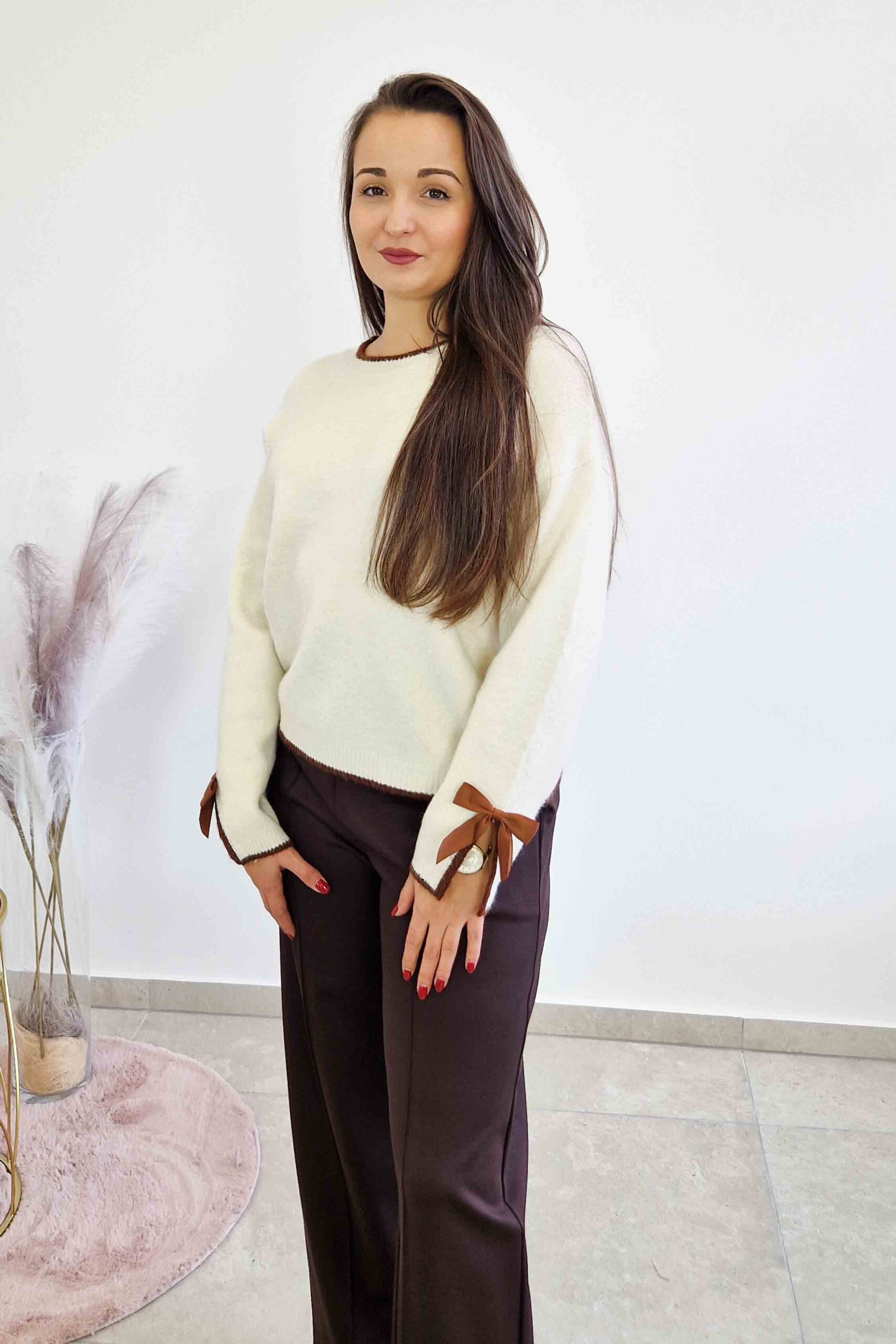 Sklep internetowy NeliNo Sweter Damski z Długim Rękawem i Ozdobną Wstążką Kremowy - obrazek 3