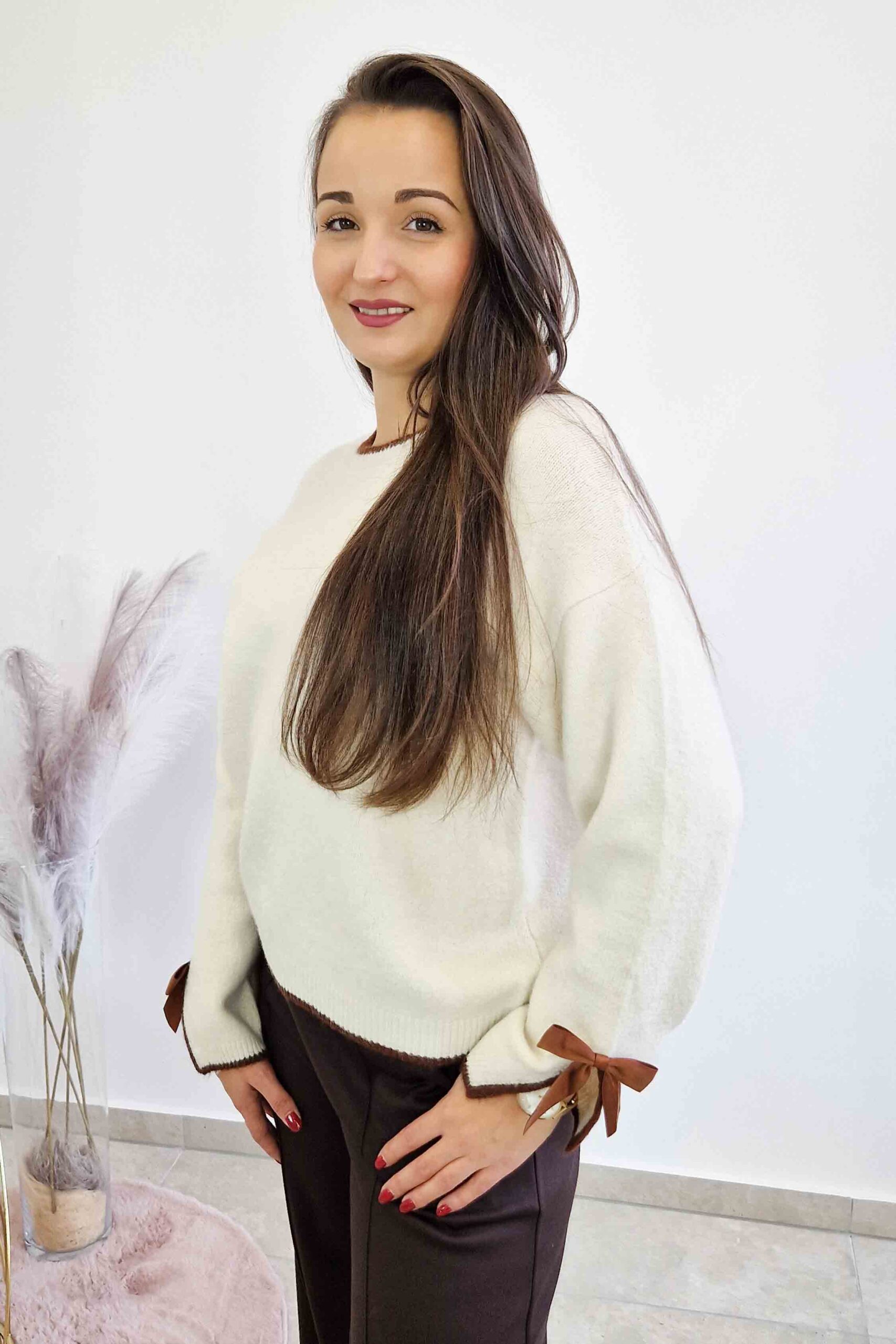 Sklep internetowy NeliNo Sweter Damski z Długim Rękawem i Ozdobną Wstążką Kremowy