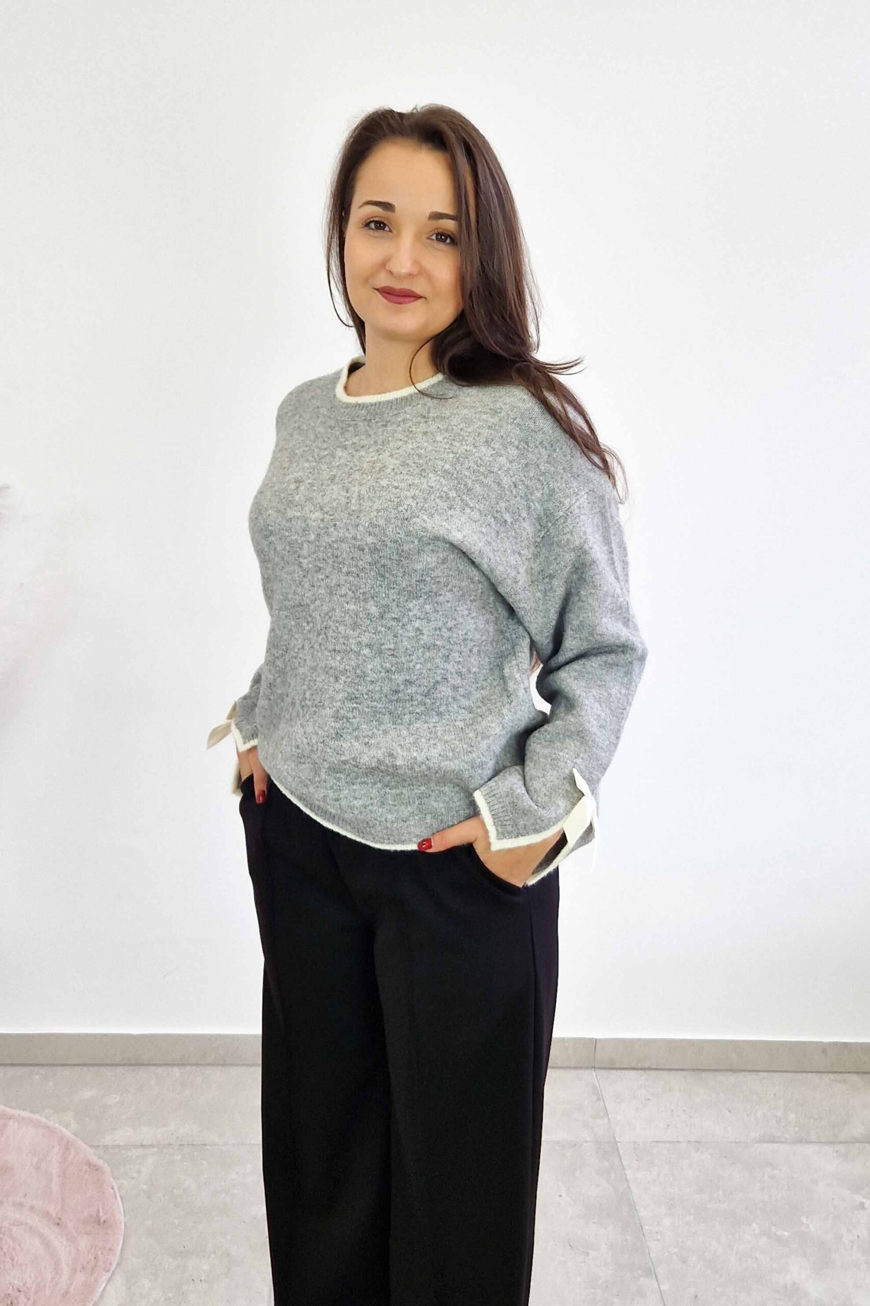 Sklep internetowy NeliNo Sweter Damski z Długim Rękawem i Ozdobną Wstążką Popielaty - obrazek 2