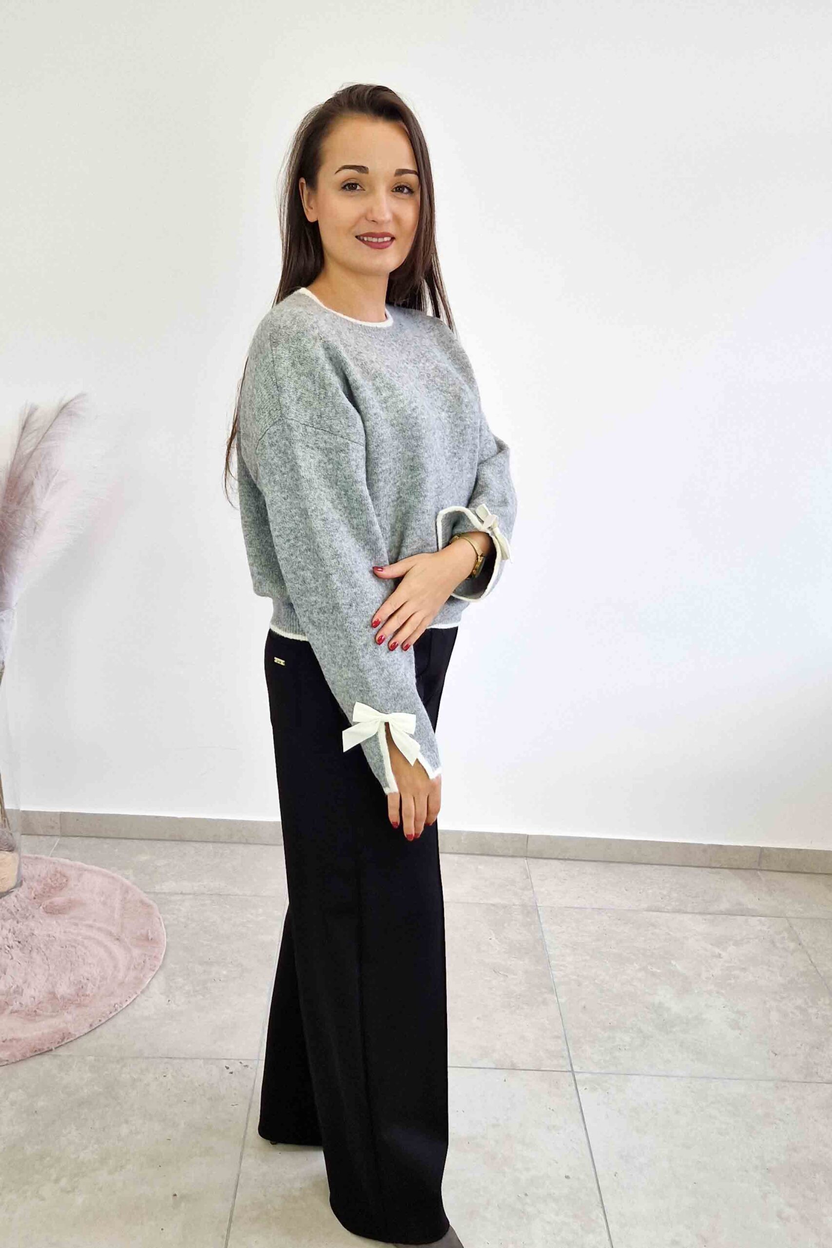 Sklep internetowy NeliNo Sweter Damski z Długim Rękawem i Ozdobną Wstążką Popielaty - obrazek 3