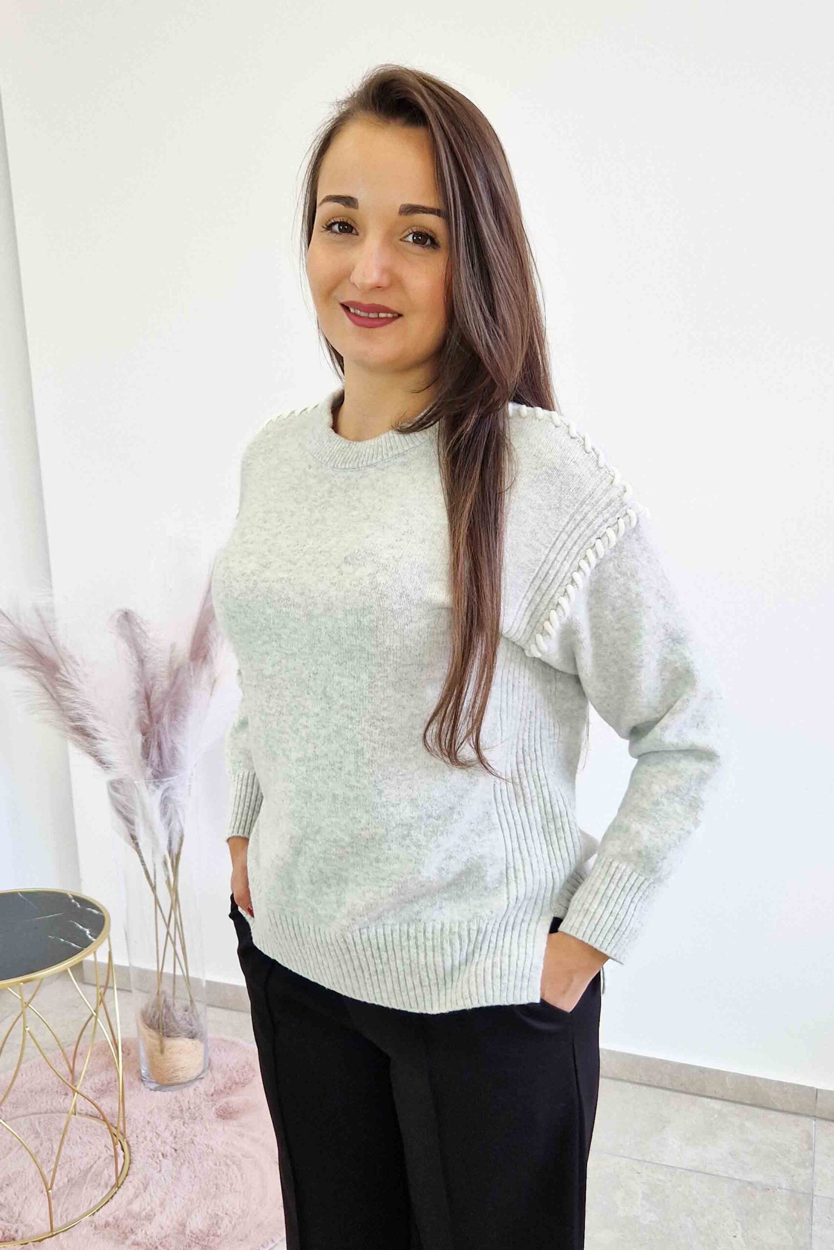 Sklep internetowy NeliNo Sweter Damski z Długim Rękawem Ozdobnymi  Przeszyciami Popielaty - obrazek 2