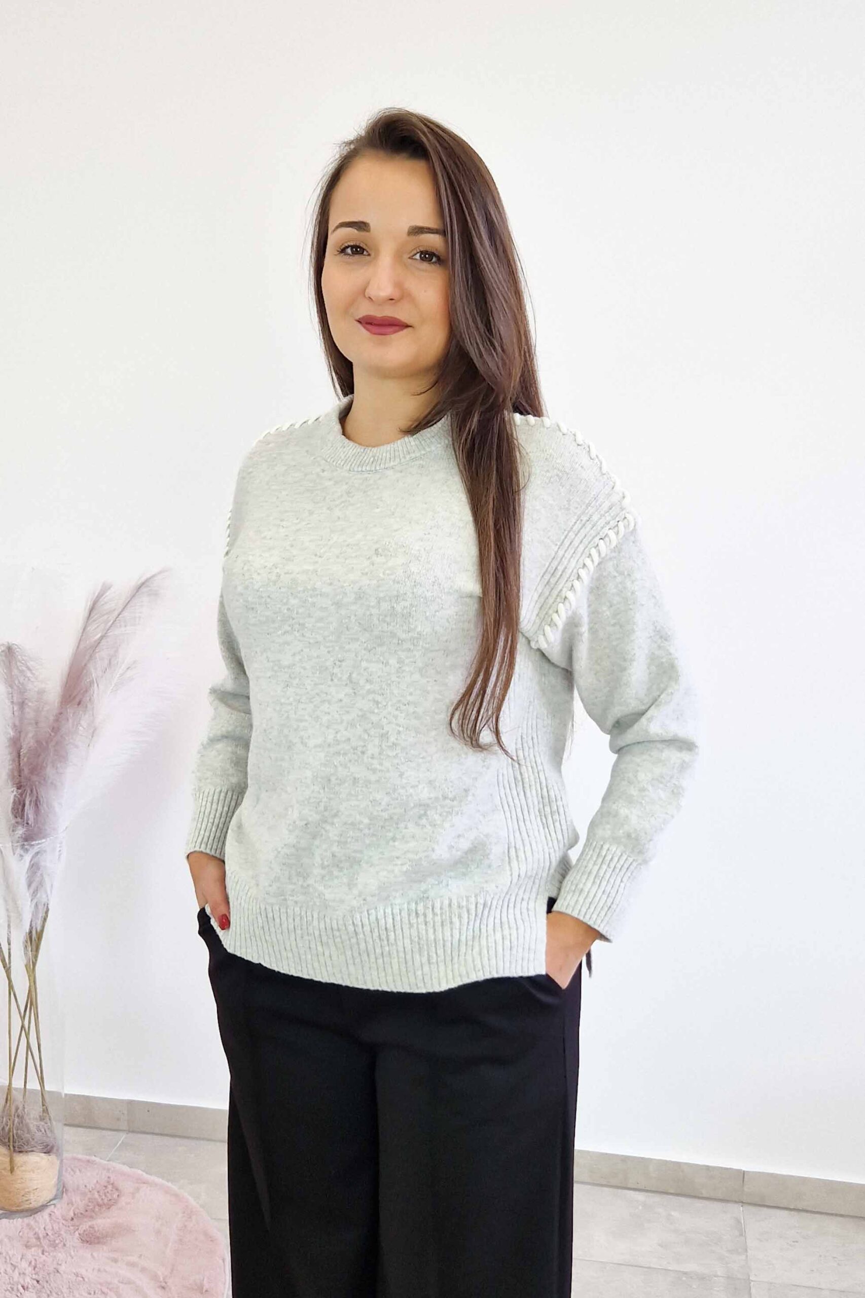 Sklep internetowy NeliNo Sweter Damski z Długim Rękawem Ozdobnymi  Przeszyciami Popielaty - obrazek 4