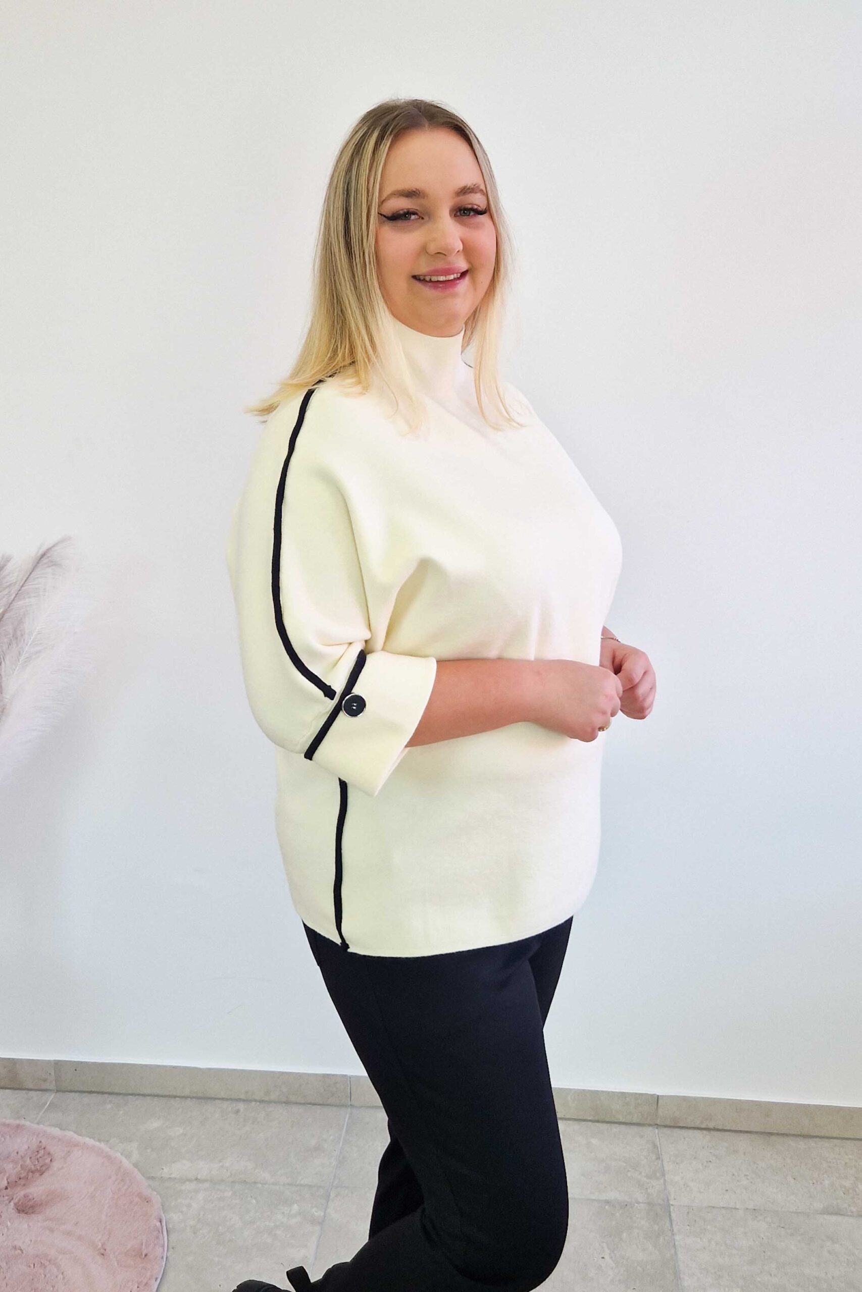 Sklep internetowy NeliNo Sweter Golf Damski z Lampasem i Rękawem 3/4 Kremowy - obrazek 5