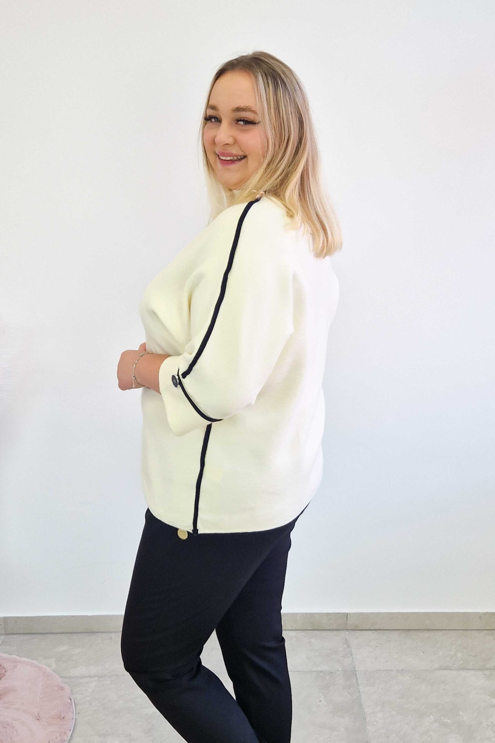 Sklep internetowy NeliNo Sweter Golf Damski z Lampasem i Rękawem 3/4 Kremowy - obrazek 4