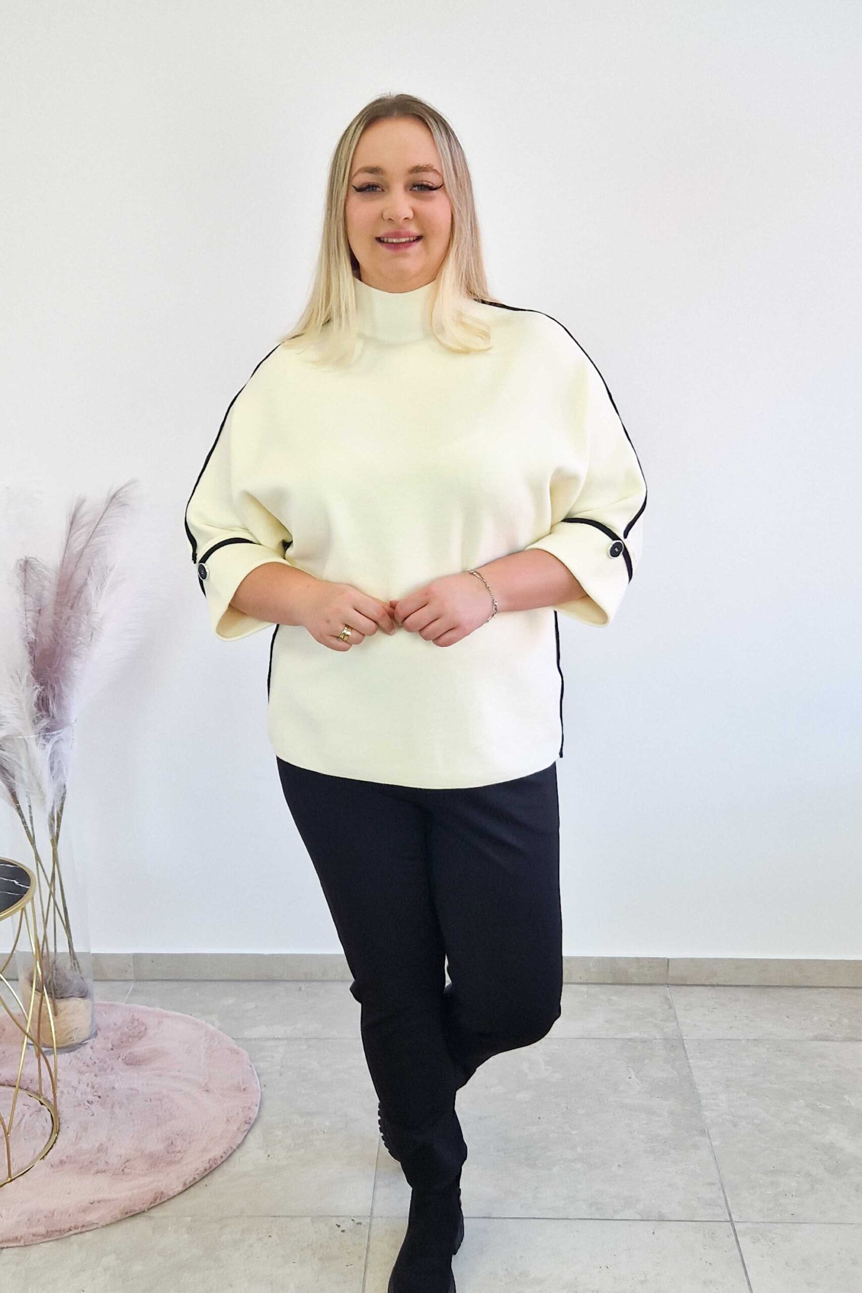 Sklep internetowy NeliNo Sweter Golf Damski z Lampasem i Rękawem 3/4 Kremowy - obrazek 2