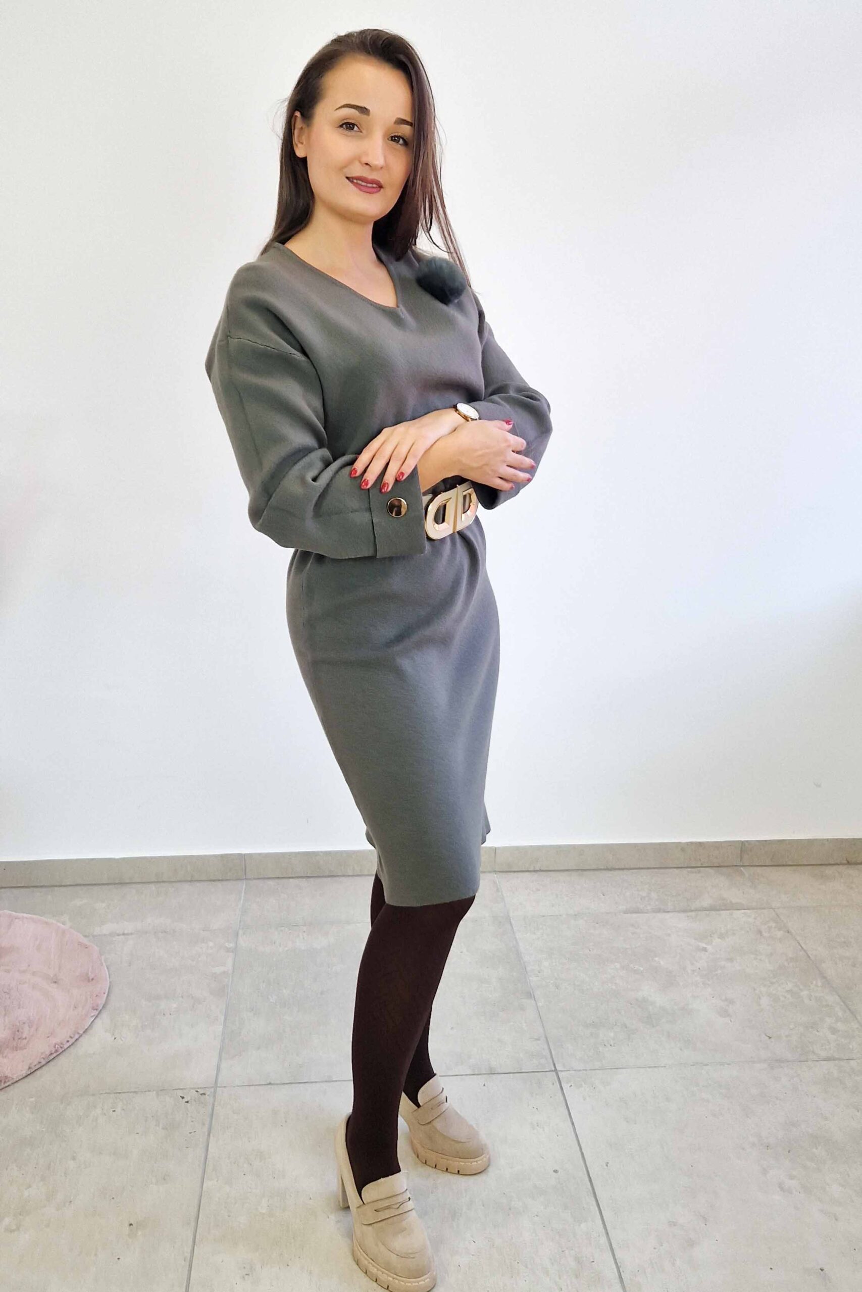 Sklep internetowy NeliNo Sweterkowa Sukienka z Futerkową Broszą Oliwkowa - obrazek 2