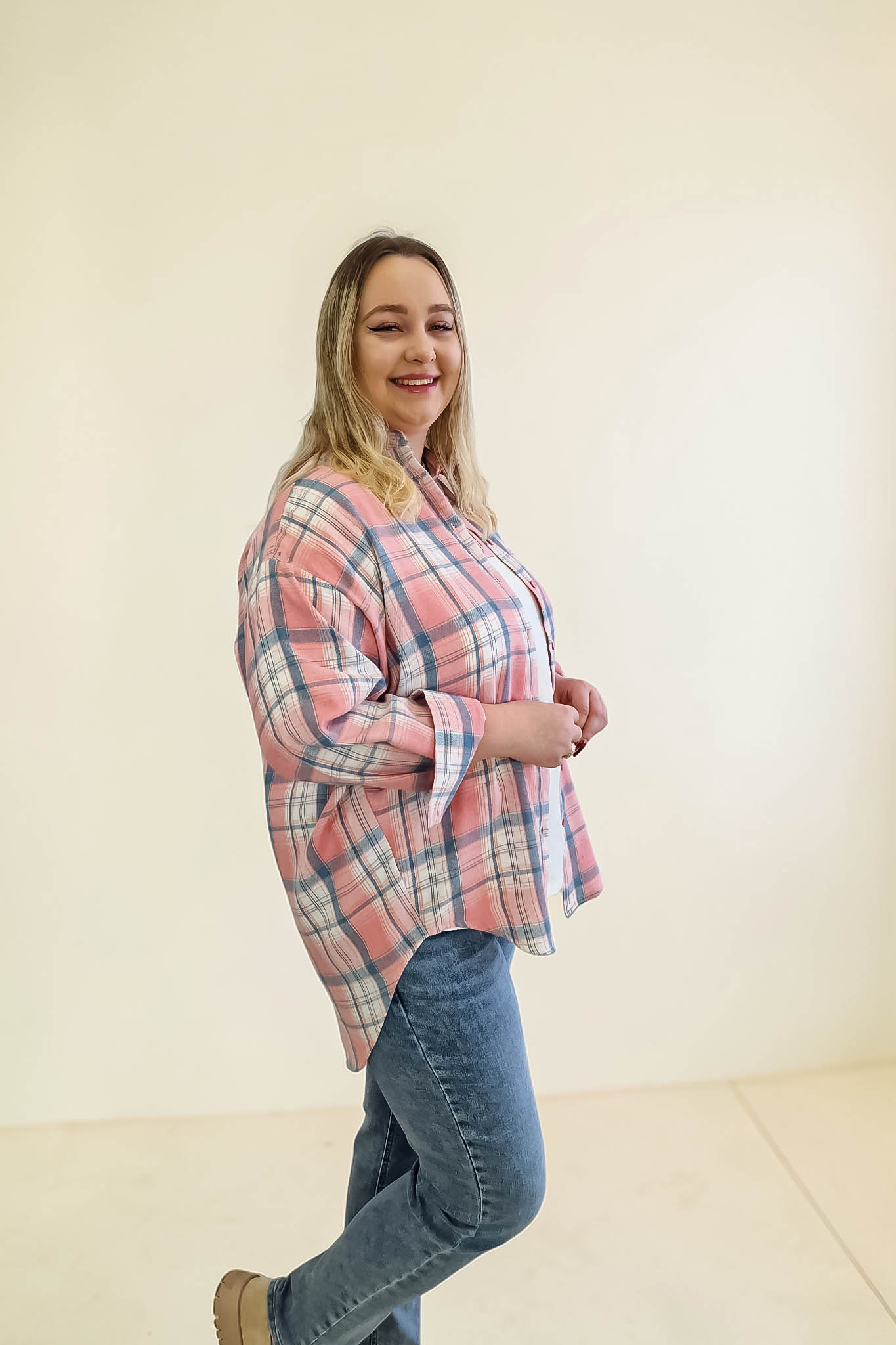 Sklep internetowy NeliNo Asymetryczna Koszula Damska Oversize w Kratę Różowa