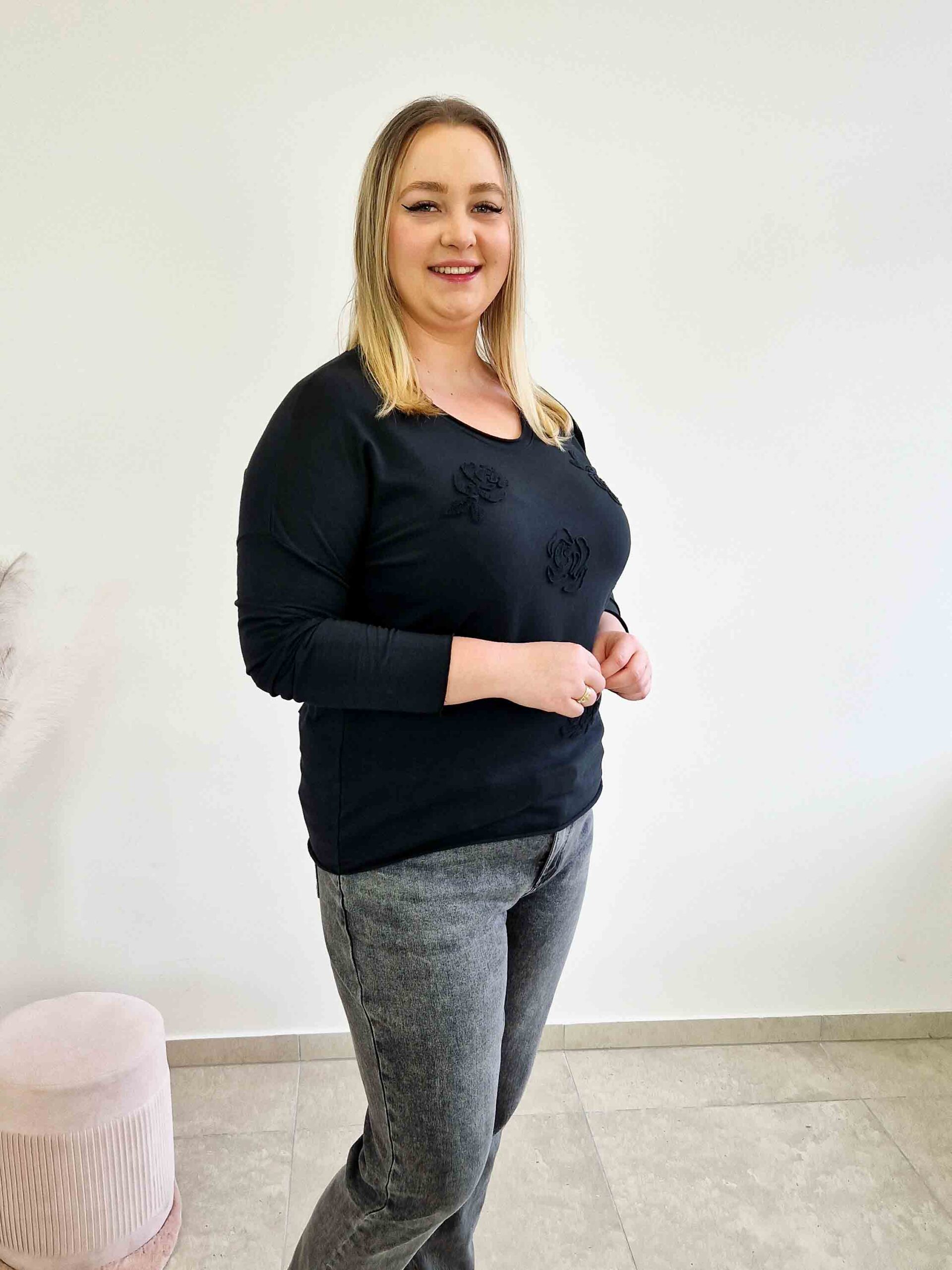 Sklep internetowy NeliNo Bawełniana Bluzka Damska z Długim Rękawem i Różami 3D Czarna - obrazek 3