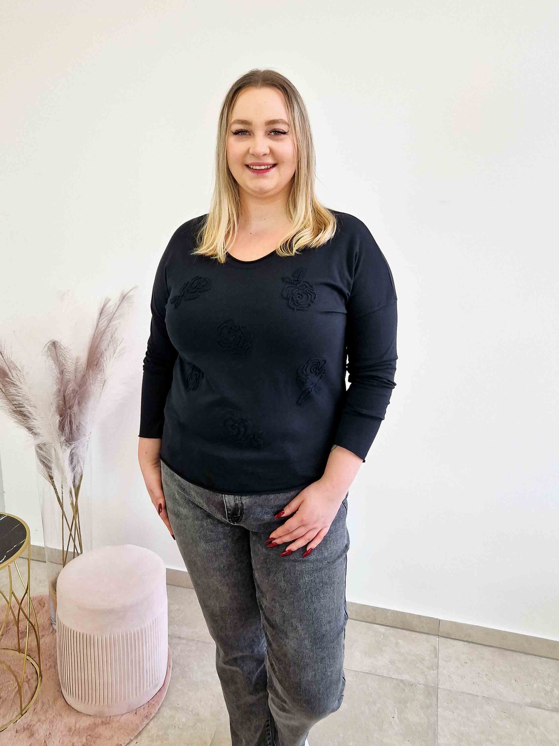 Sklep internetowy NeliNo Bawełniana Bluzka Damska z Długim Rękawem i Różami 3D Czarna